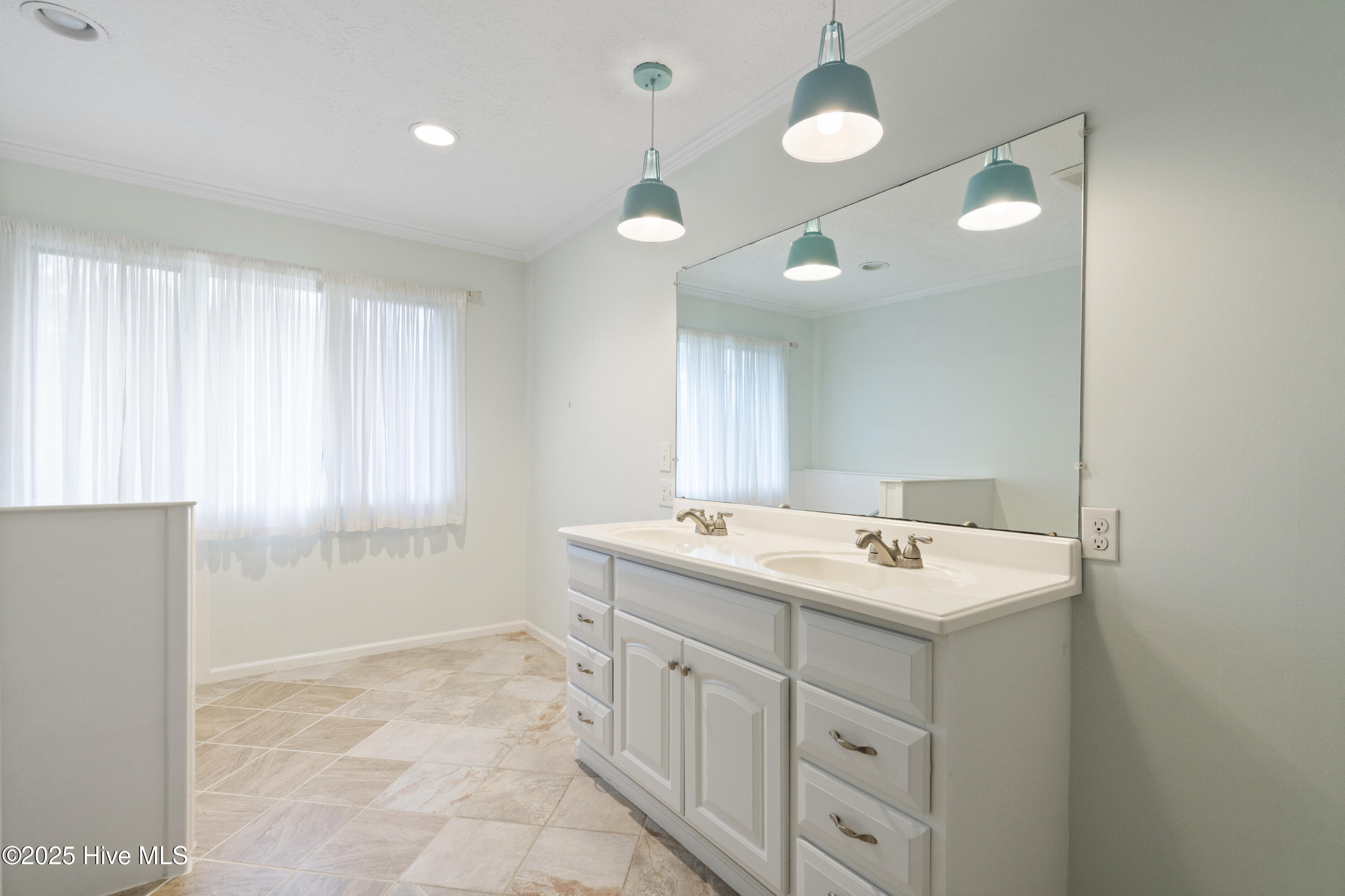 100540990 | Photo 33