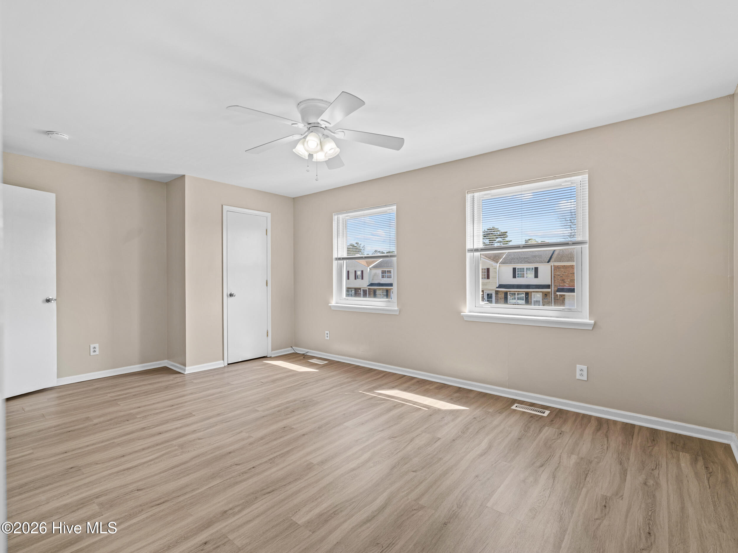 100560419 | Photo 24