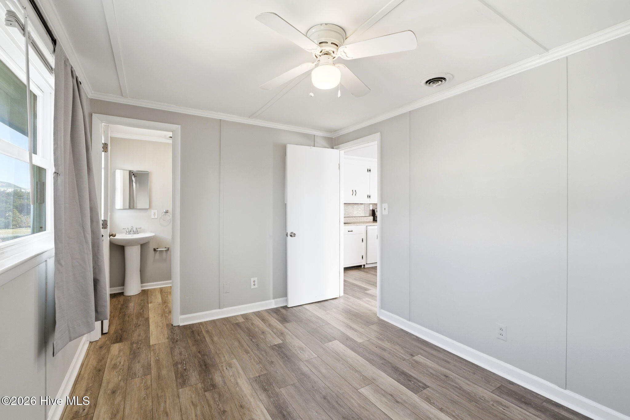 100557870 | Photo 31