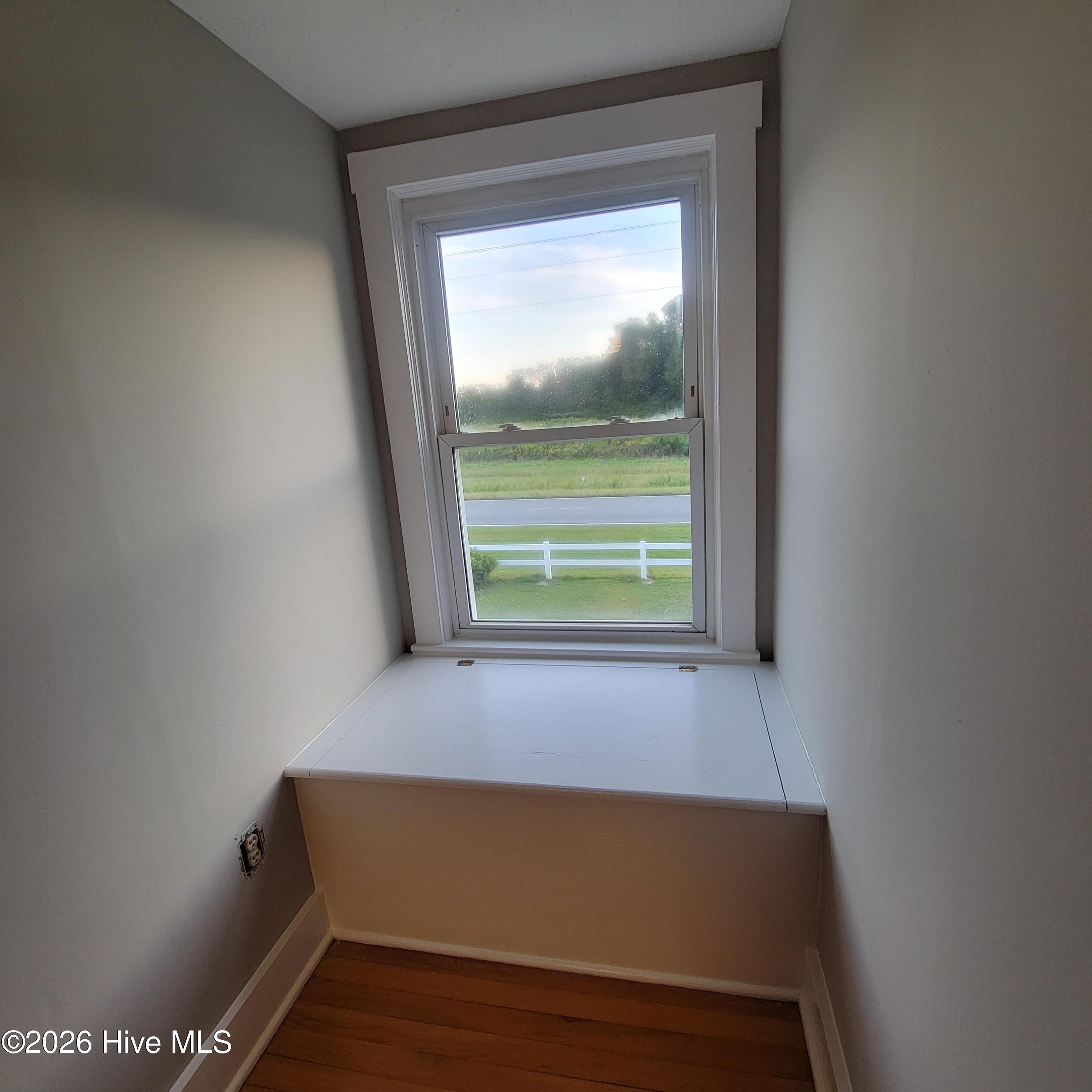 Alcove with Hinged Bench Seat