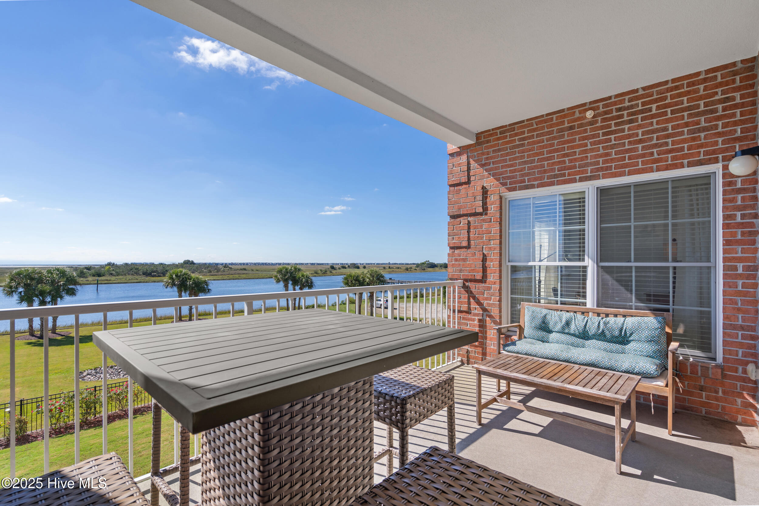 100537007 | Photo 29