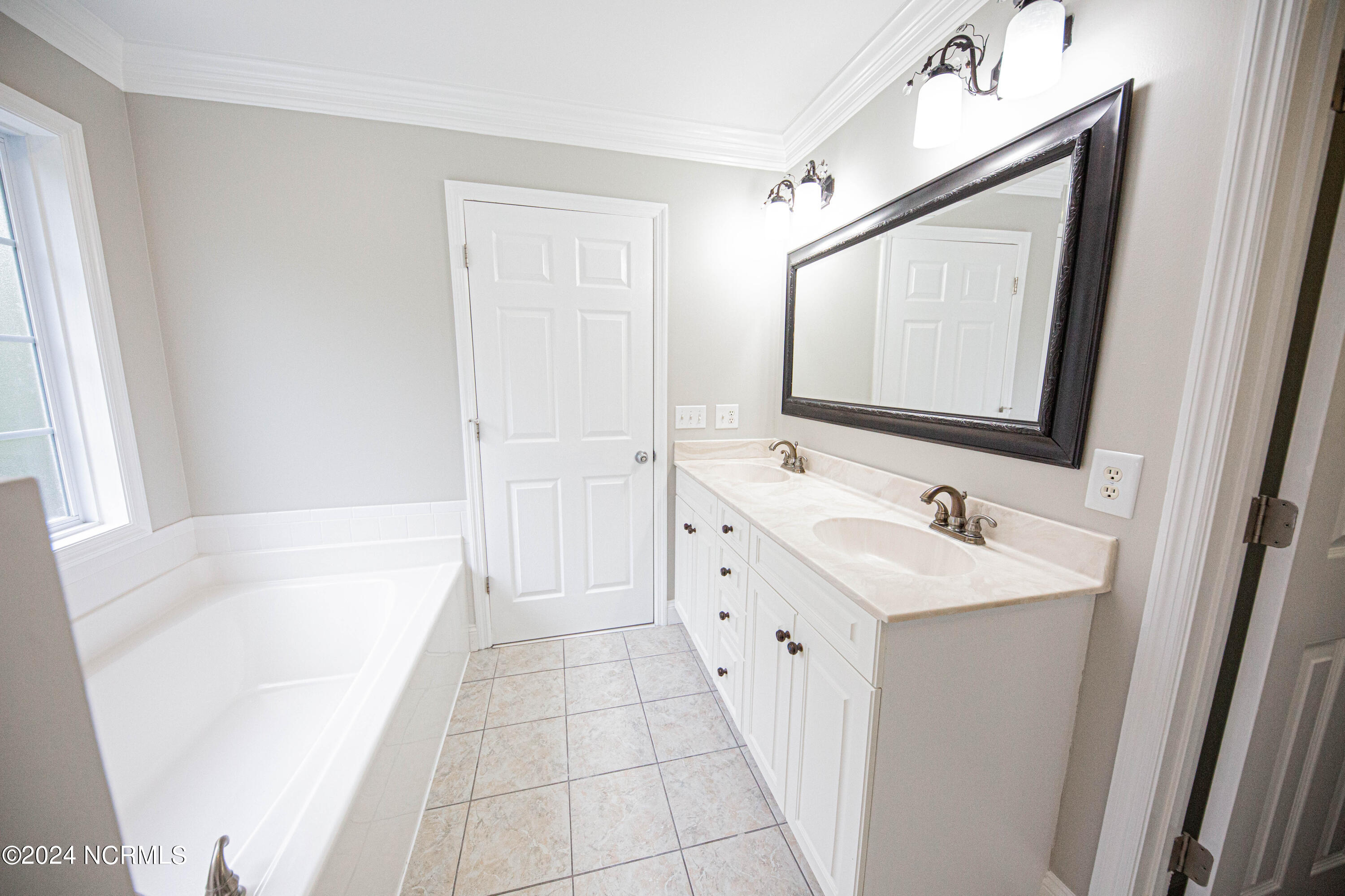 100566053 | Photo 33