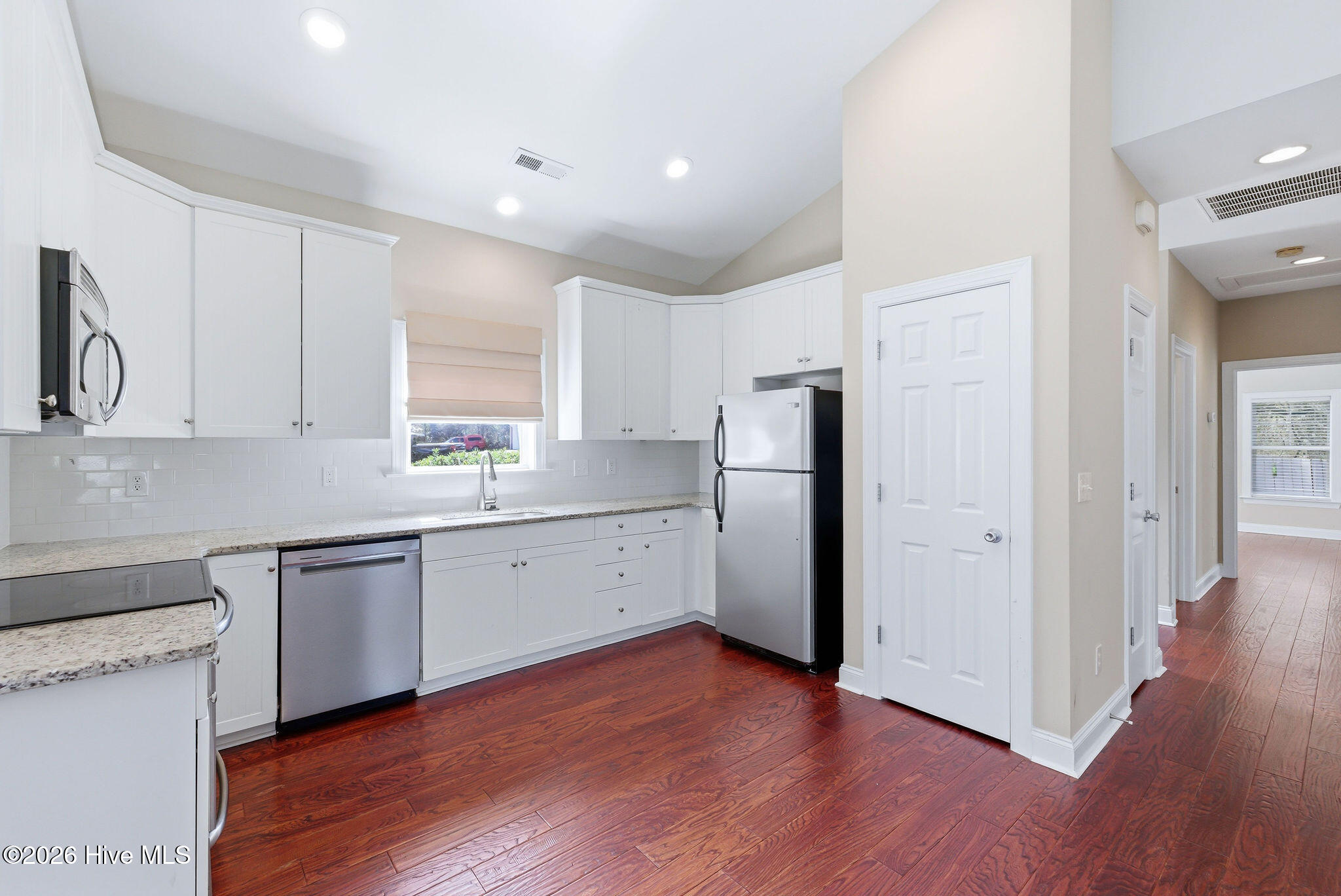 100559674 | Photo 12