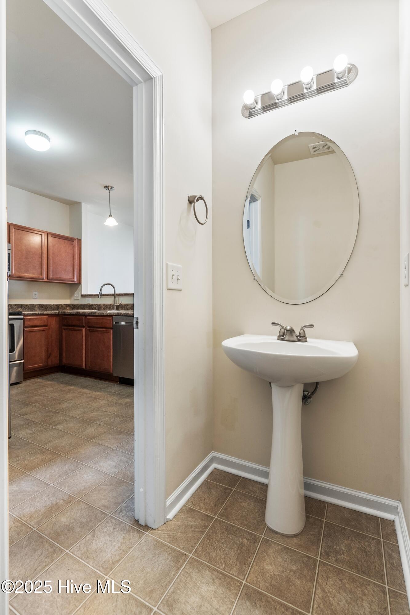 100525972 | Photo 14