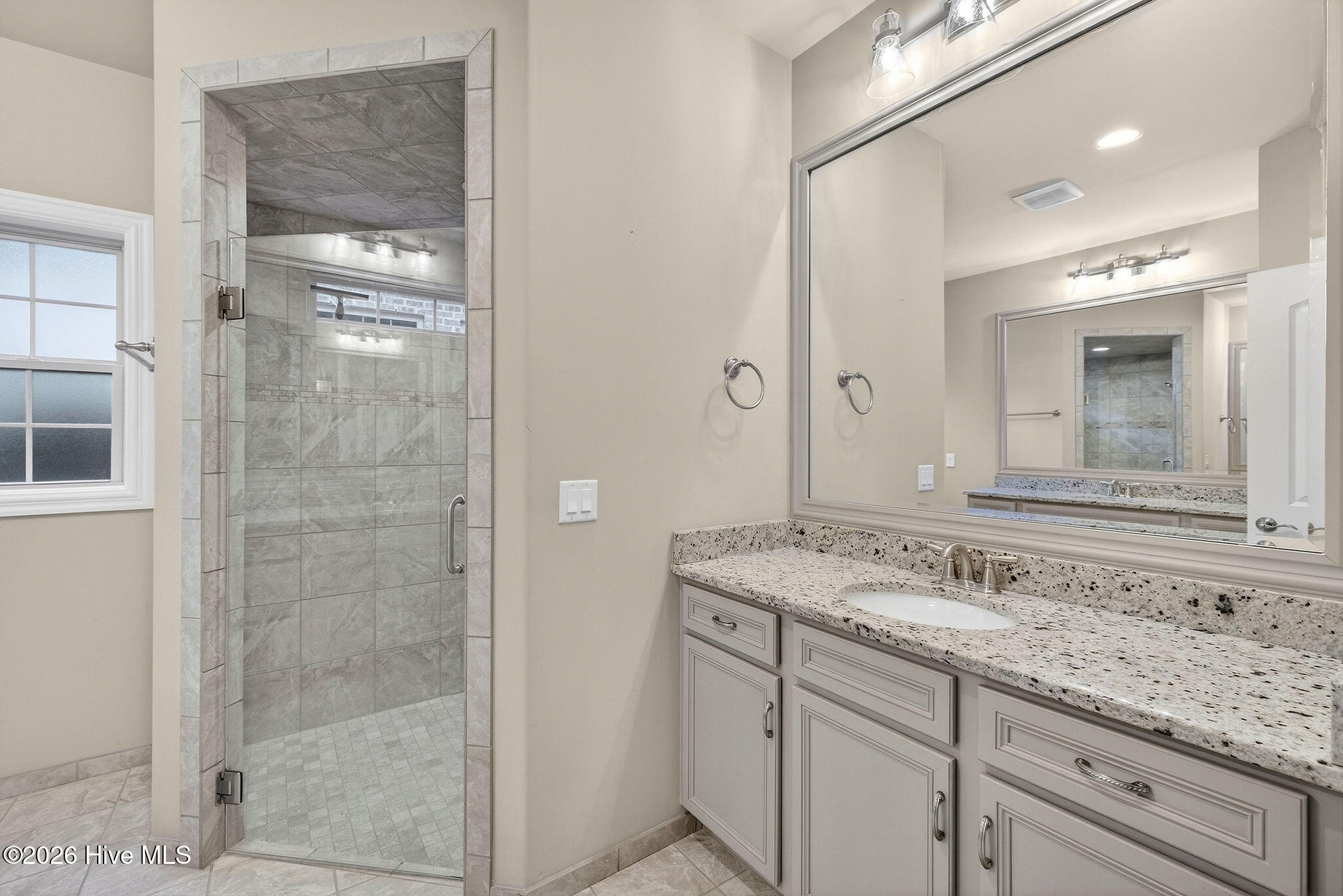 100557341 | Photo 37