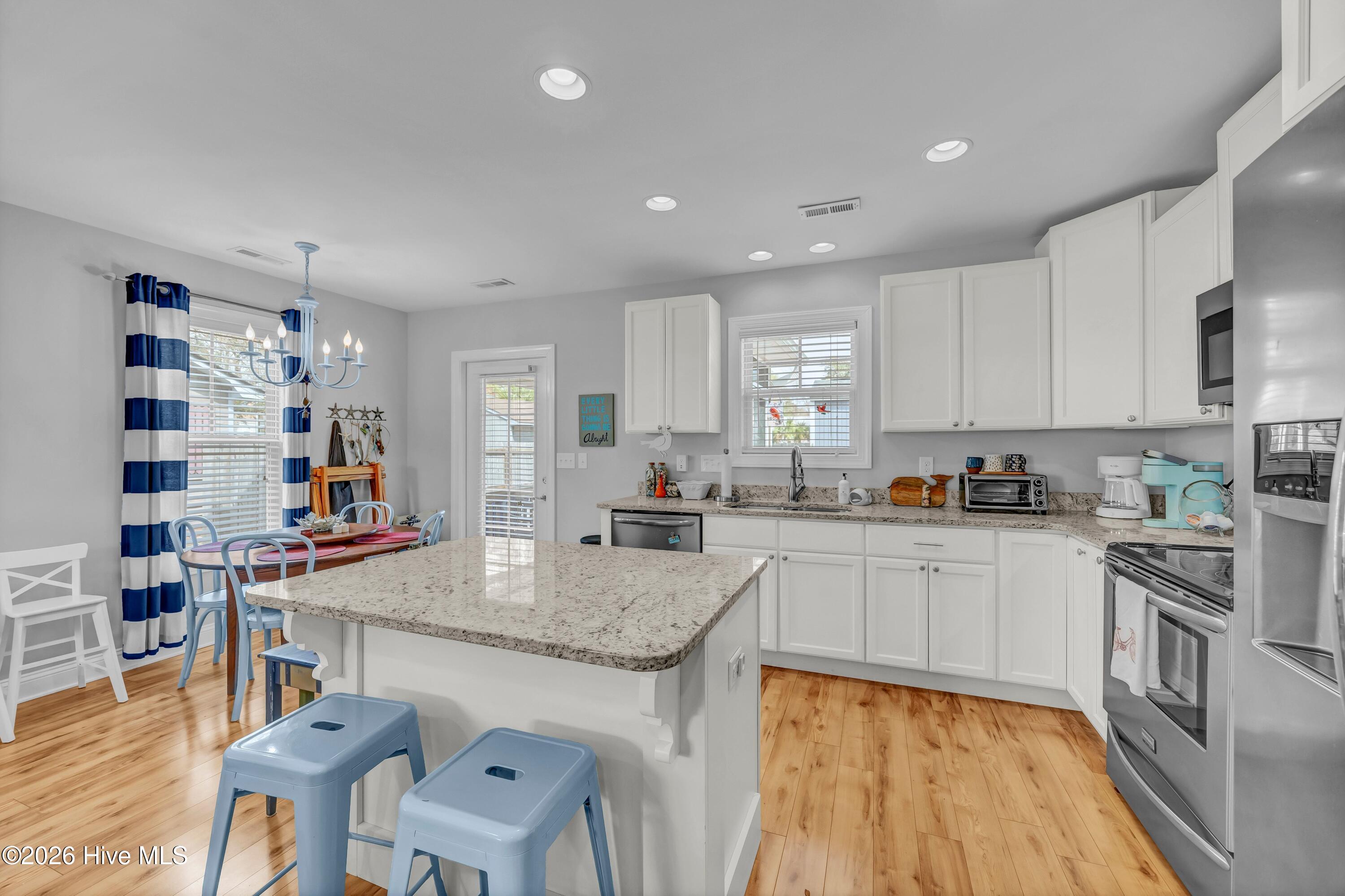 100565000 | Photo 10