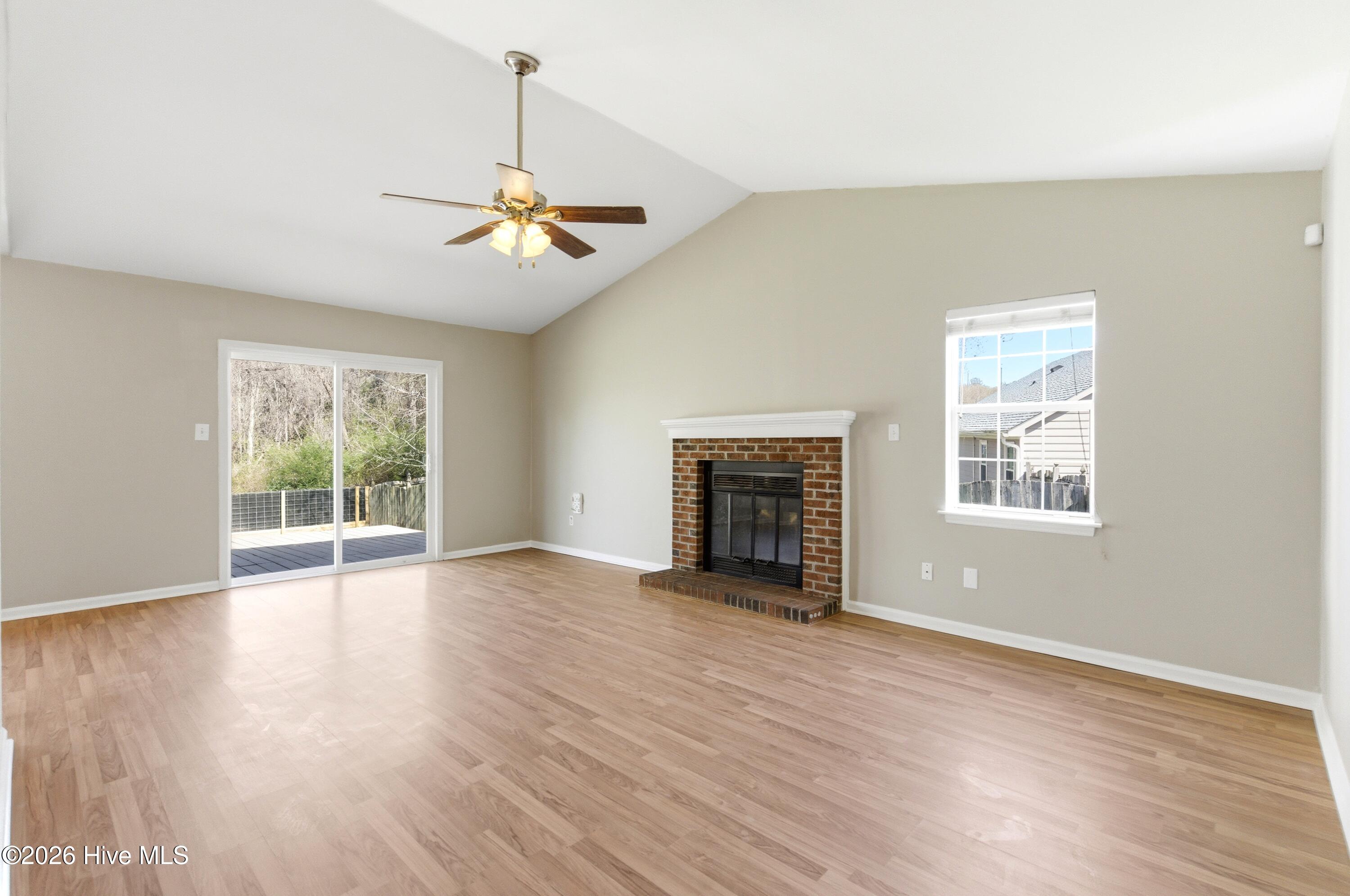 100561176 | Photo 12