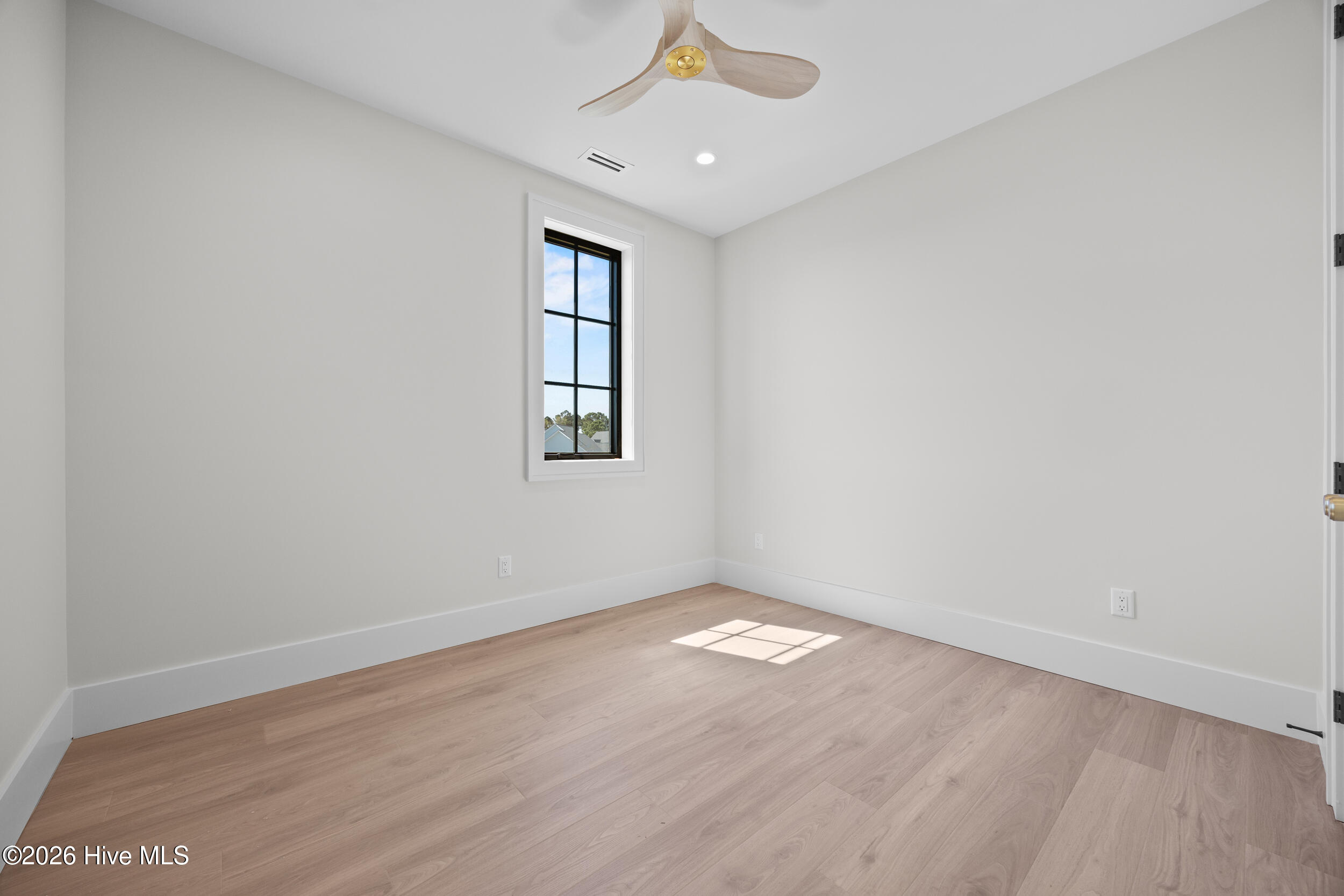 100561987 | Photo 51