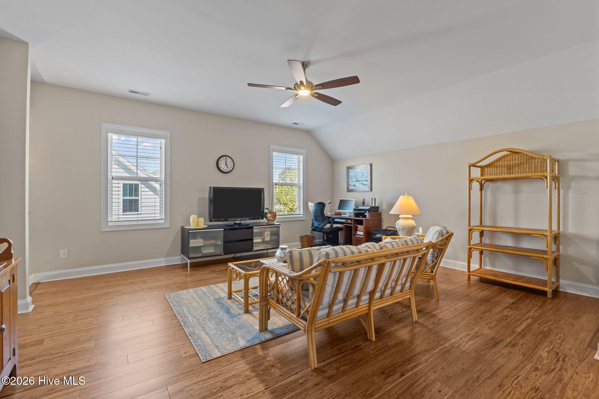 100560213 | Photo 23