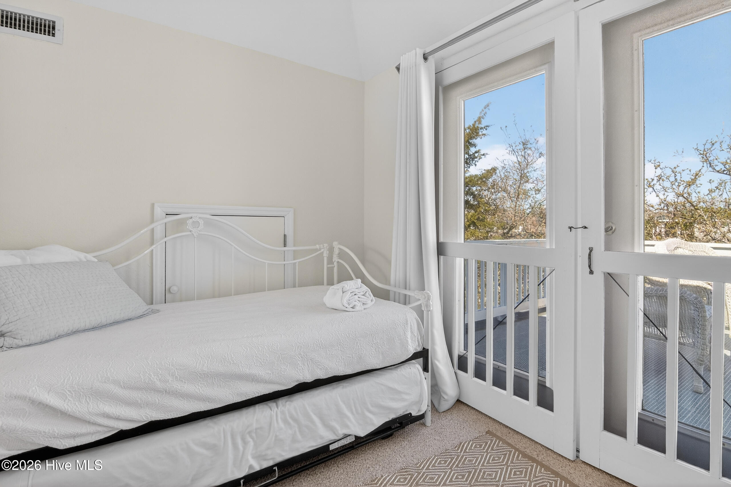 100565192 | Photo 51