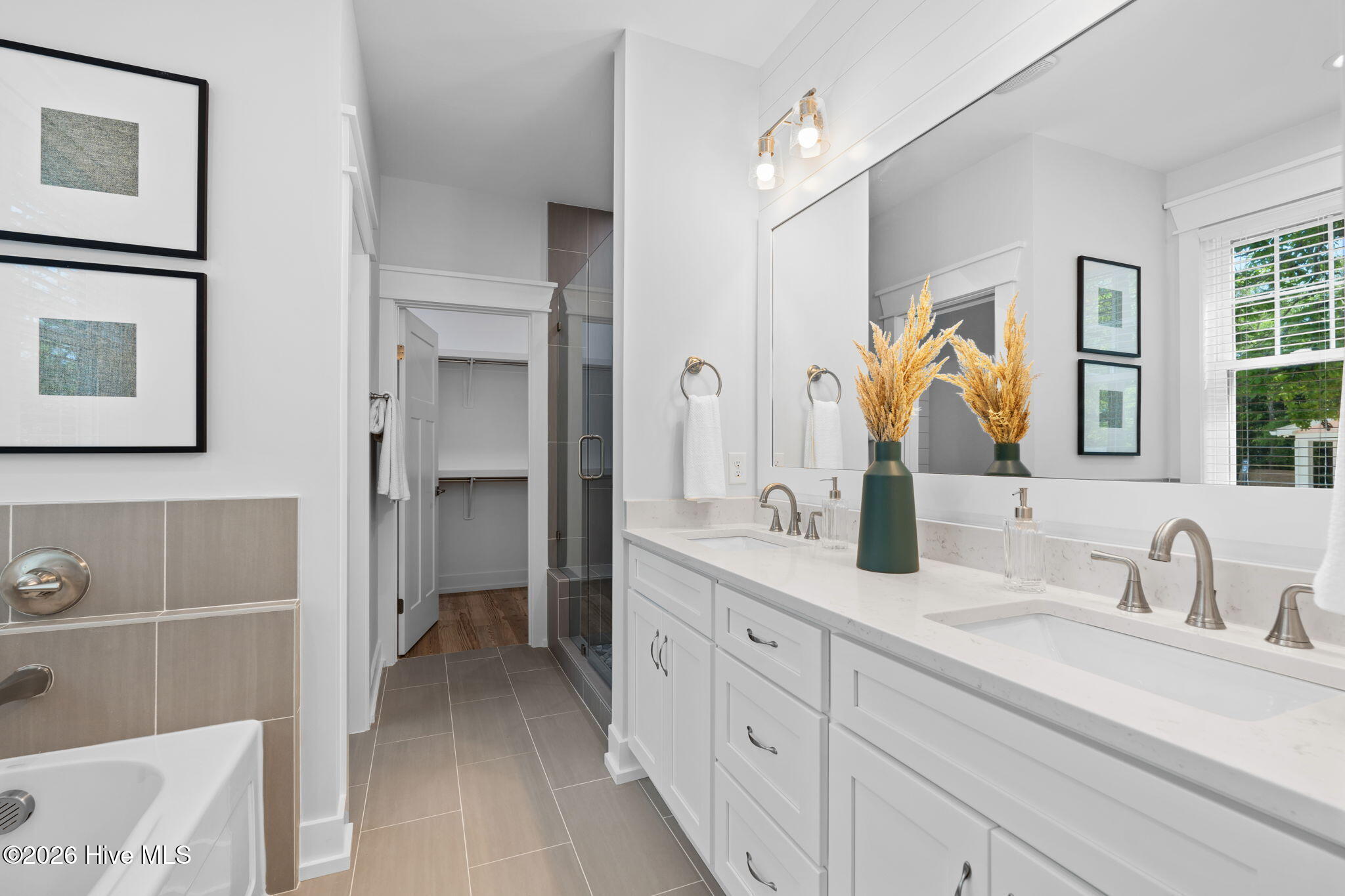 100546665 | Photo 34