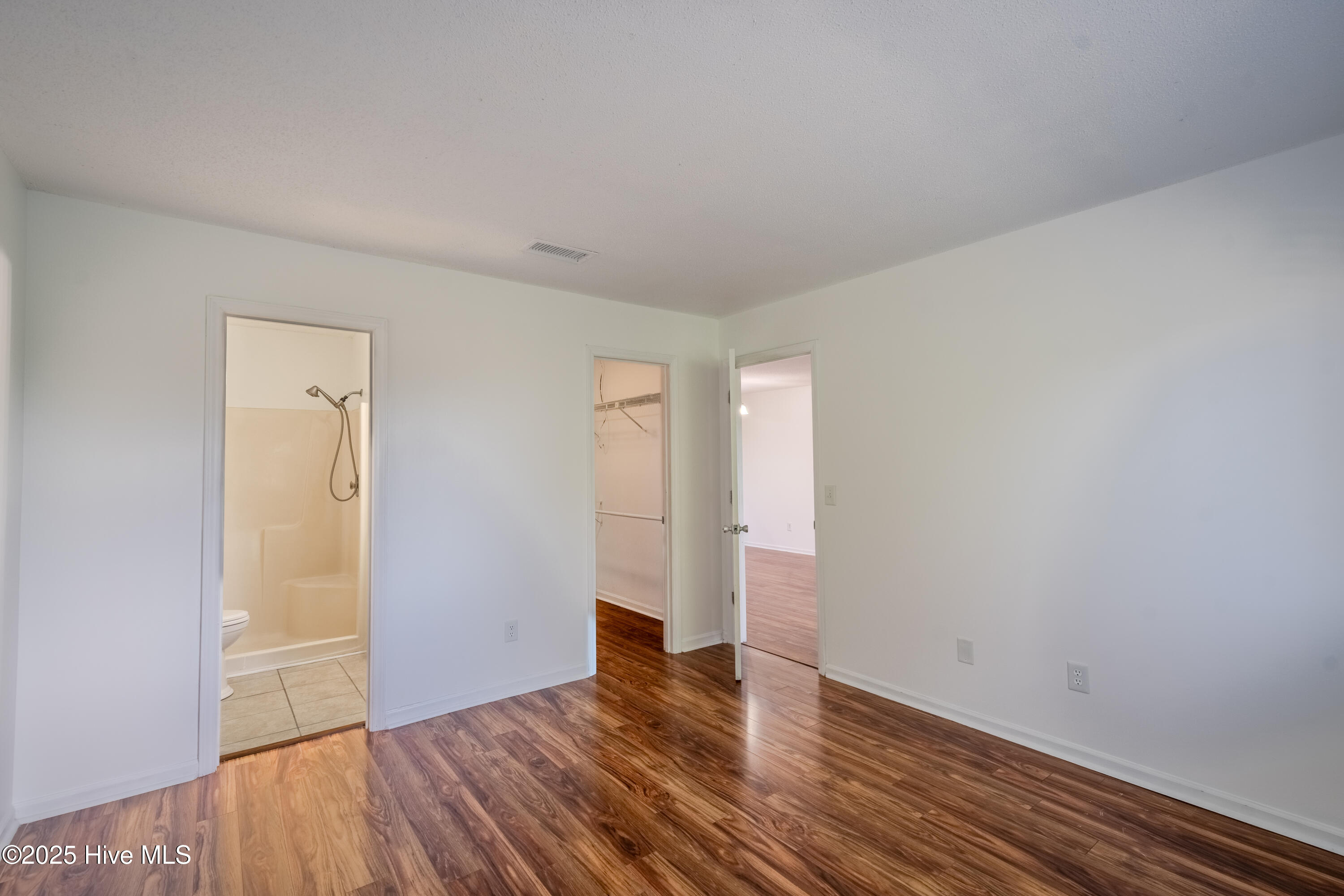 100534188 | Photo 18