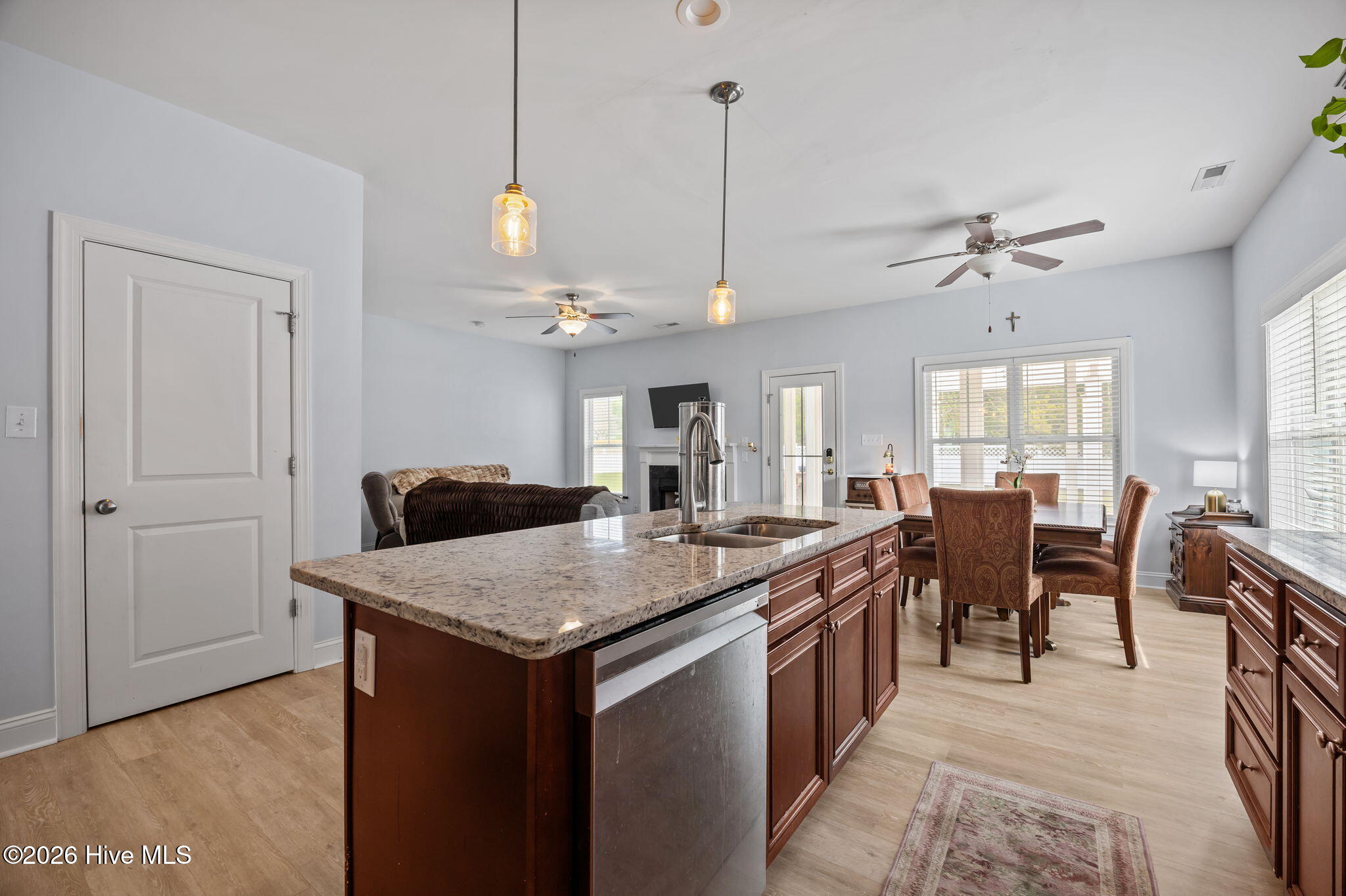 100567185 | Photo 13