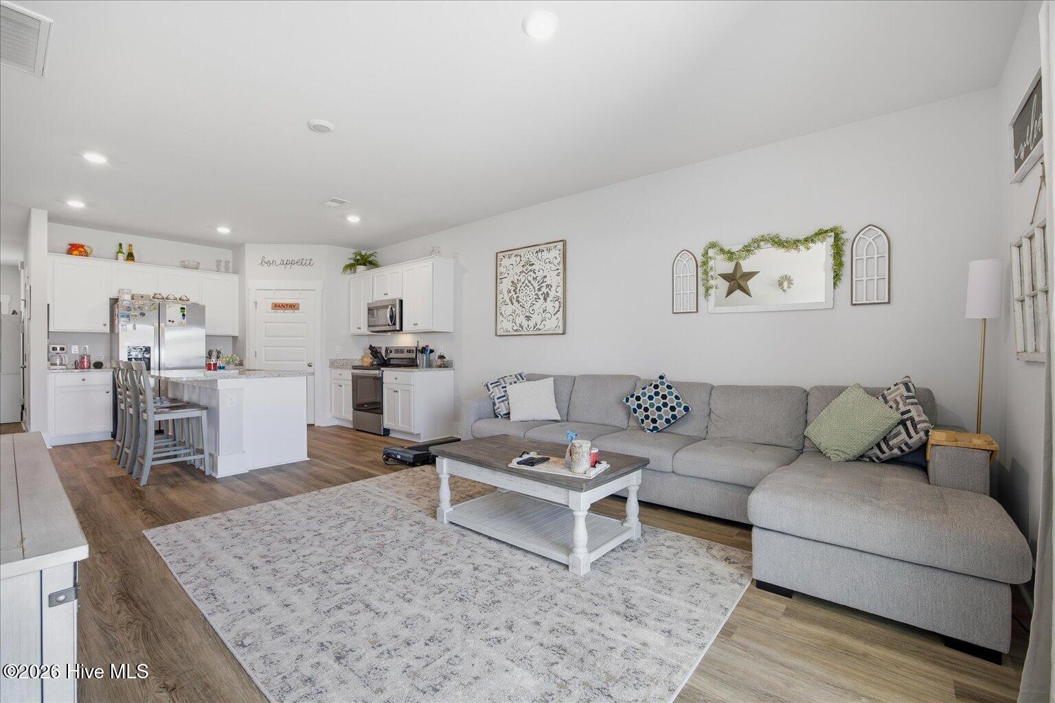 100568001 | Photo 30