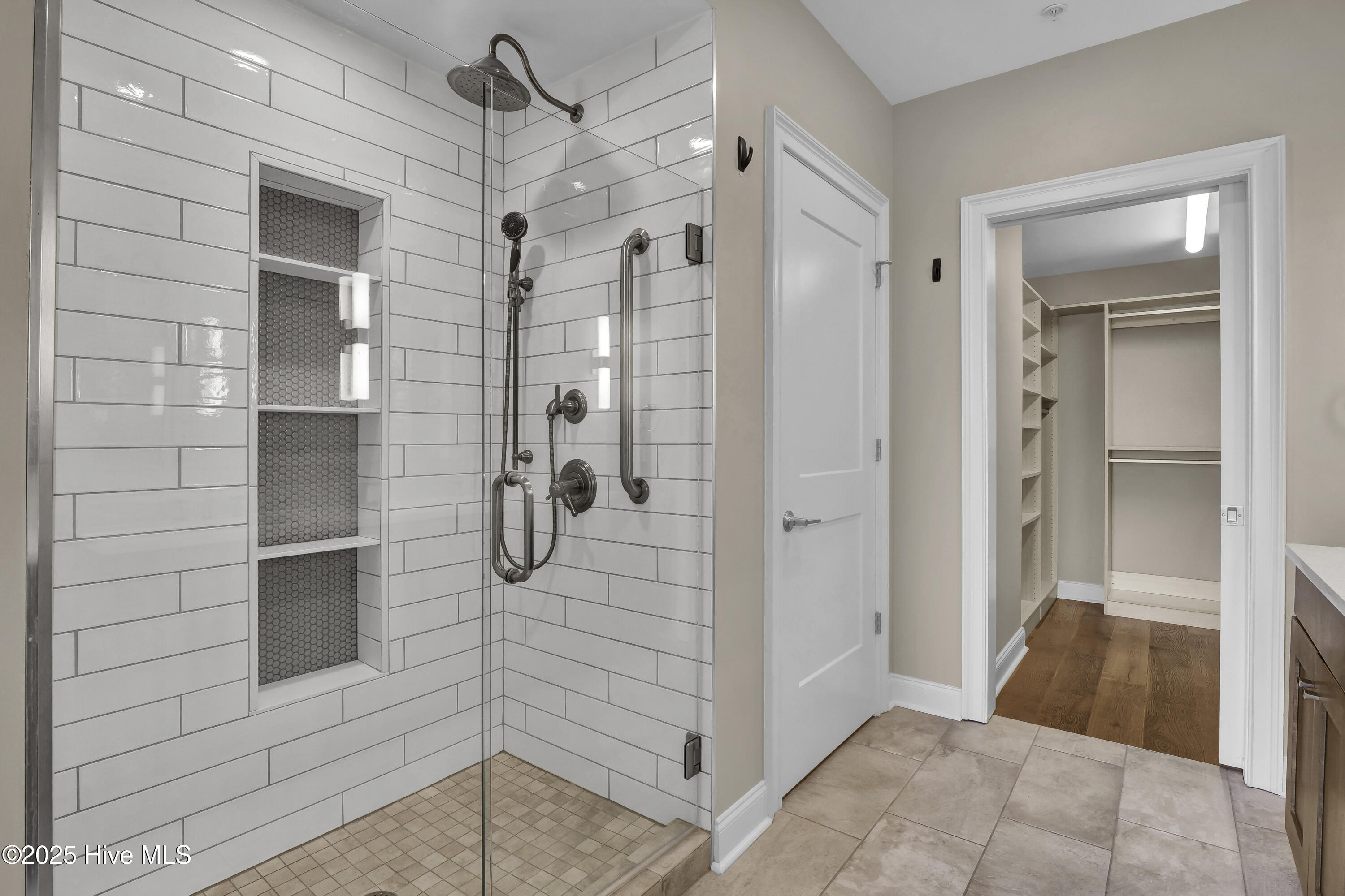 100526322 | Photo 76