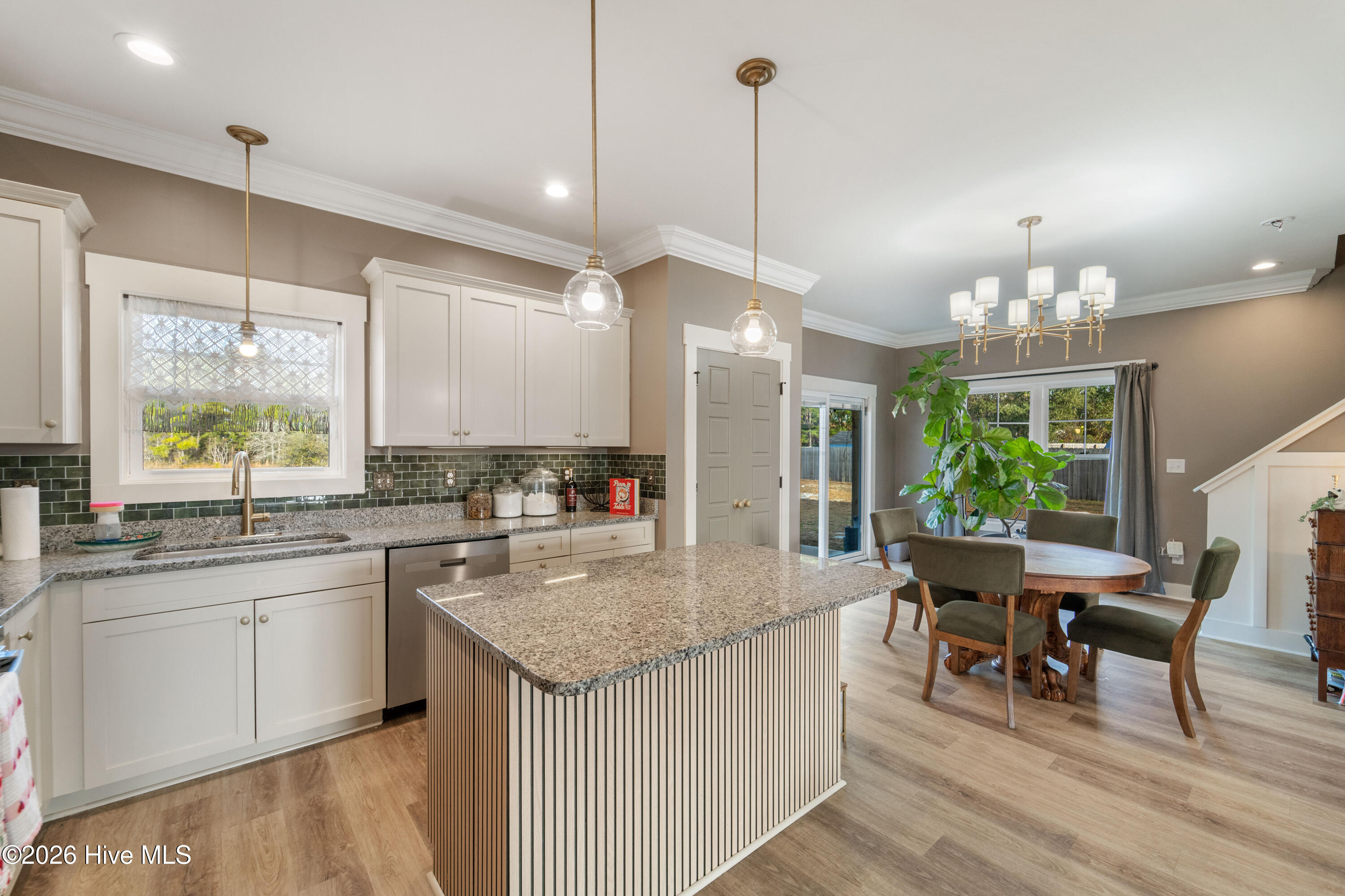 100549687 | Photo 17