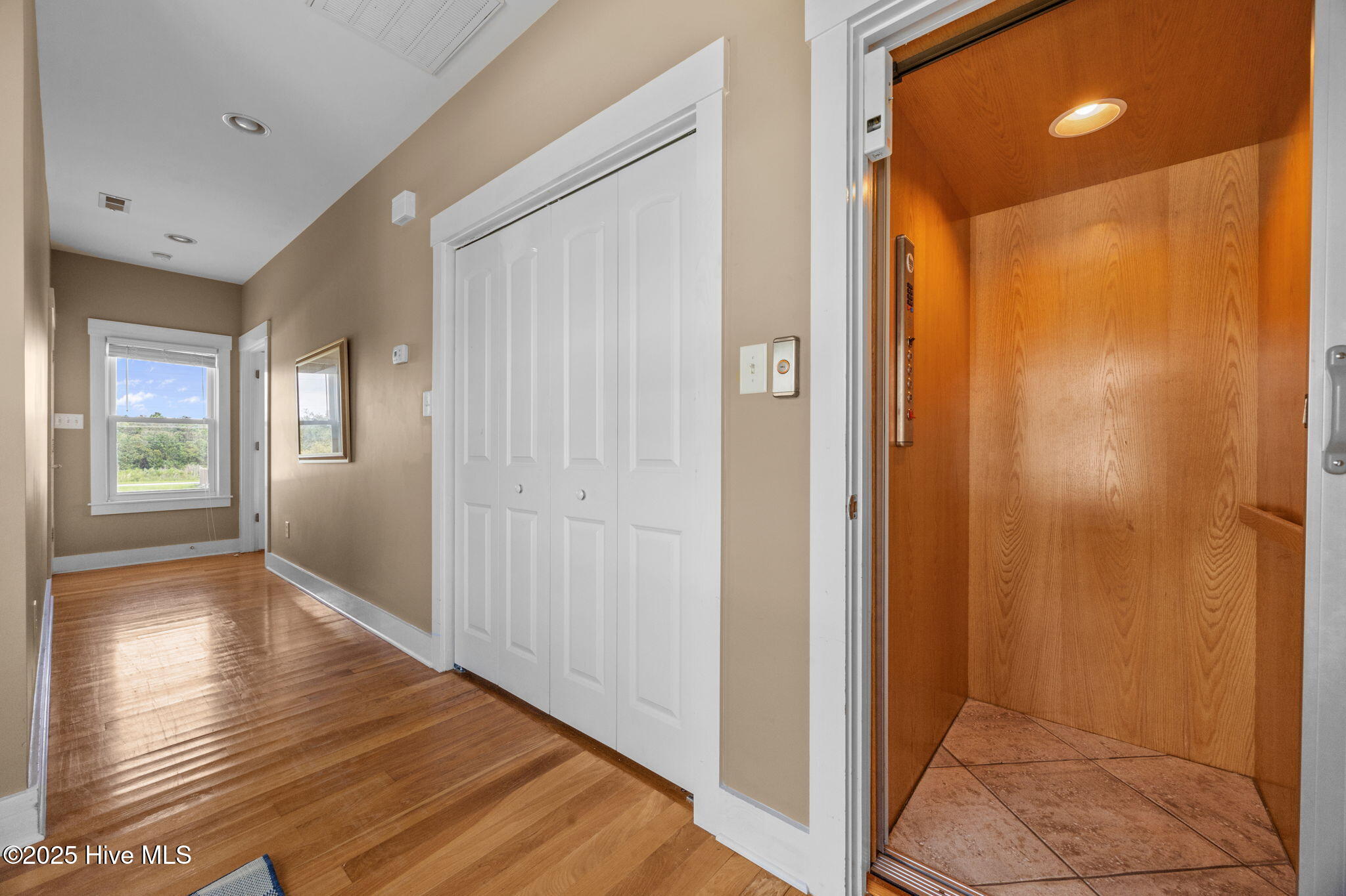 100525610 | Photo 37