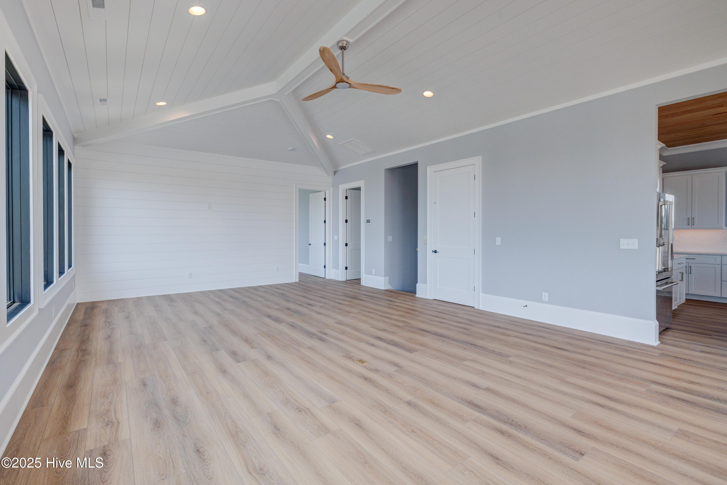 100519024 | Photo 17