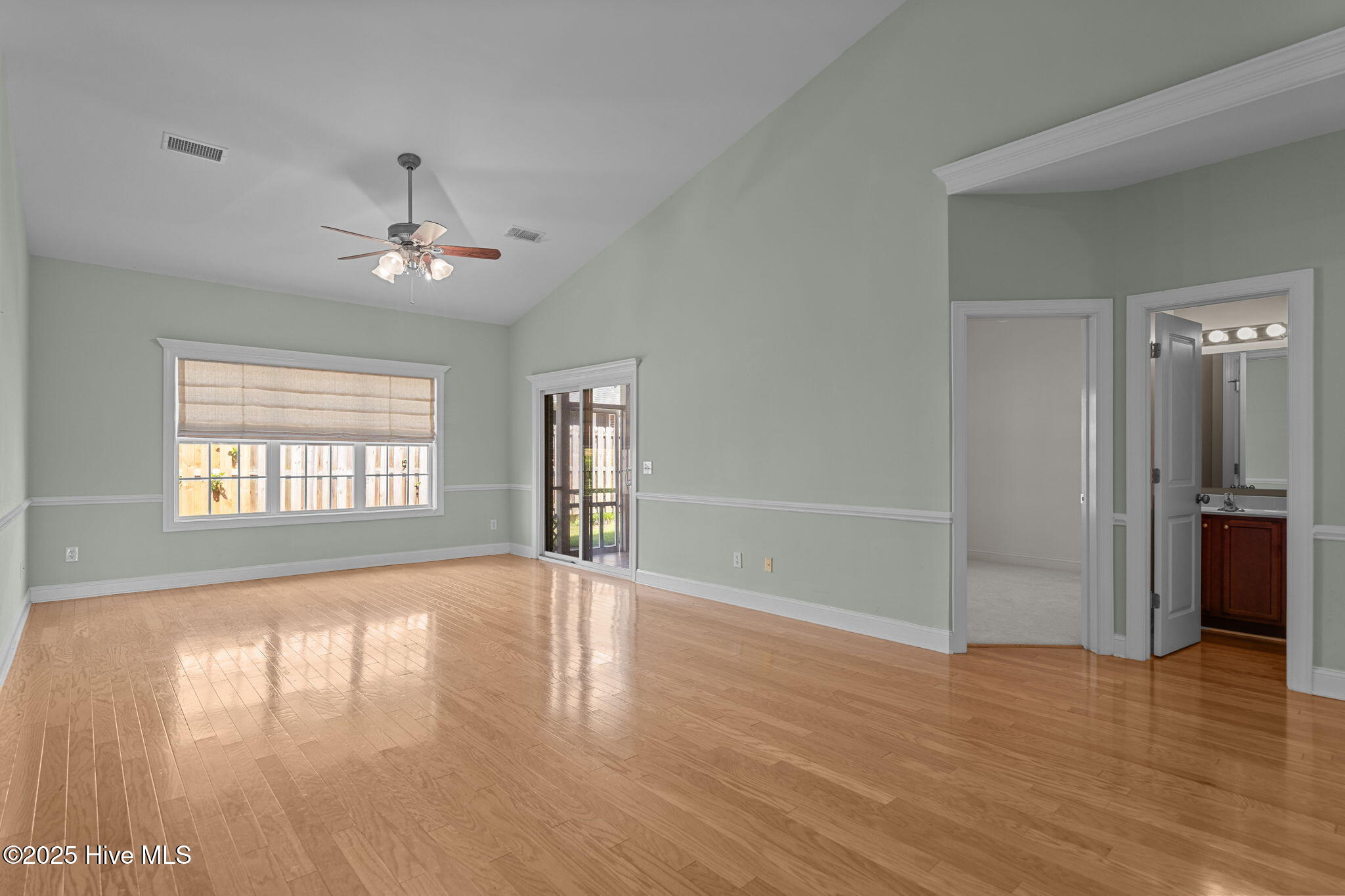 100559458 | Photo 11