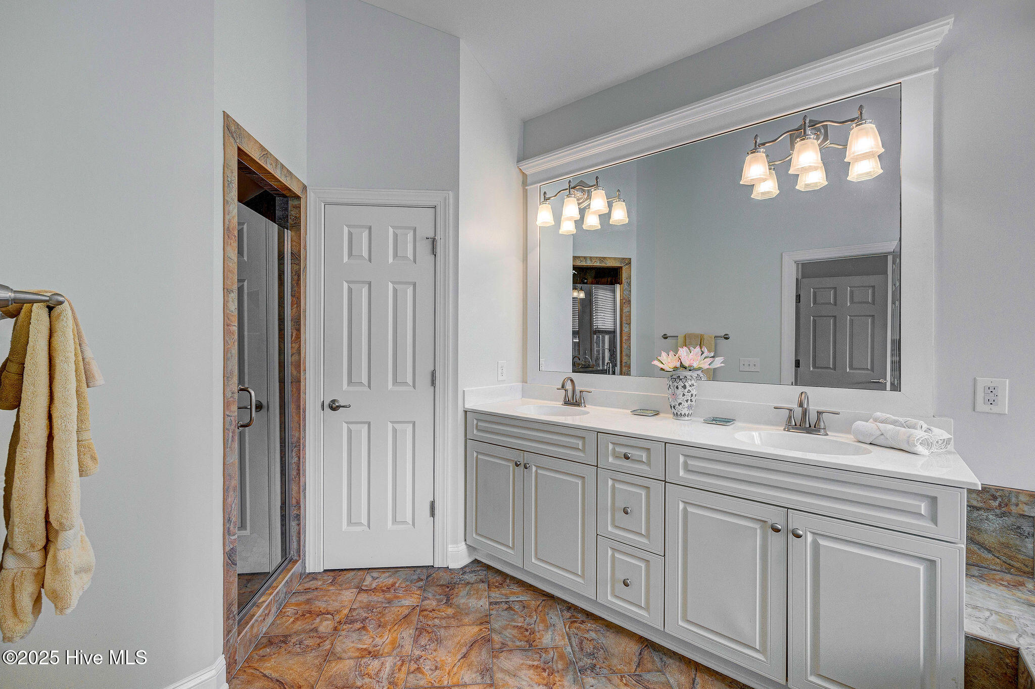 100533949 | Photo 30