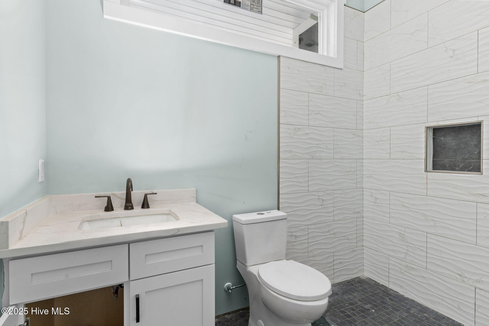 100548785 | Photo 30