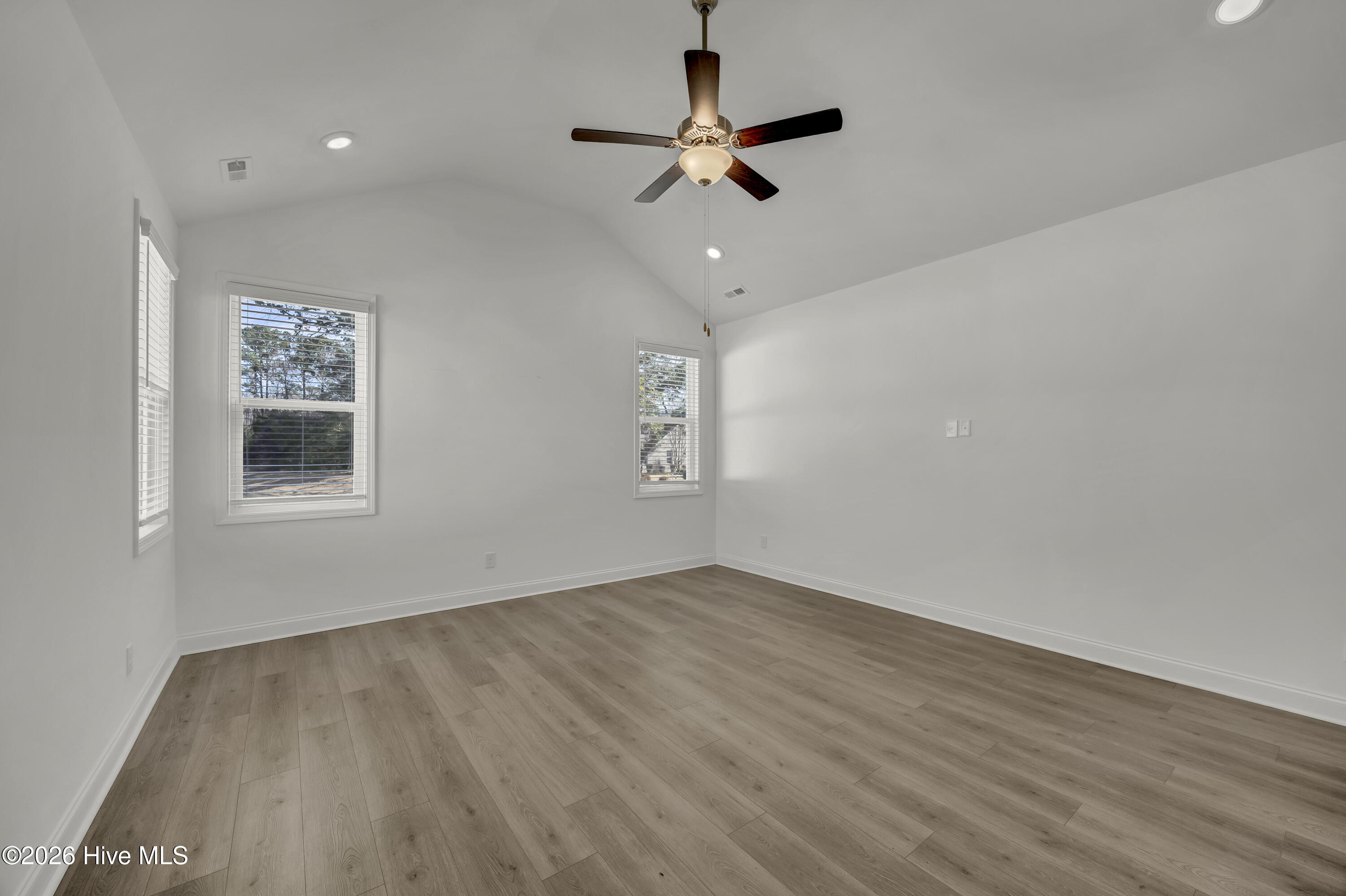 100548417 | Photo 15