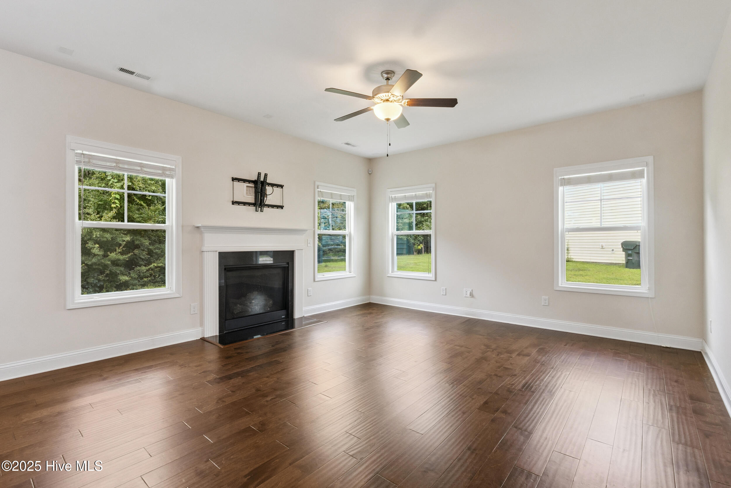 100521845 | Photo 11