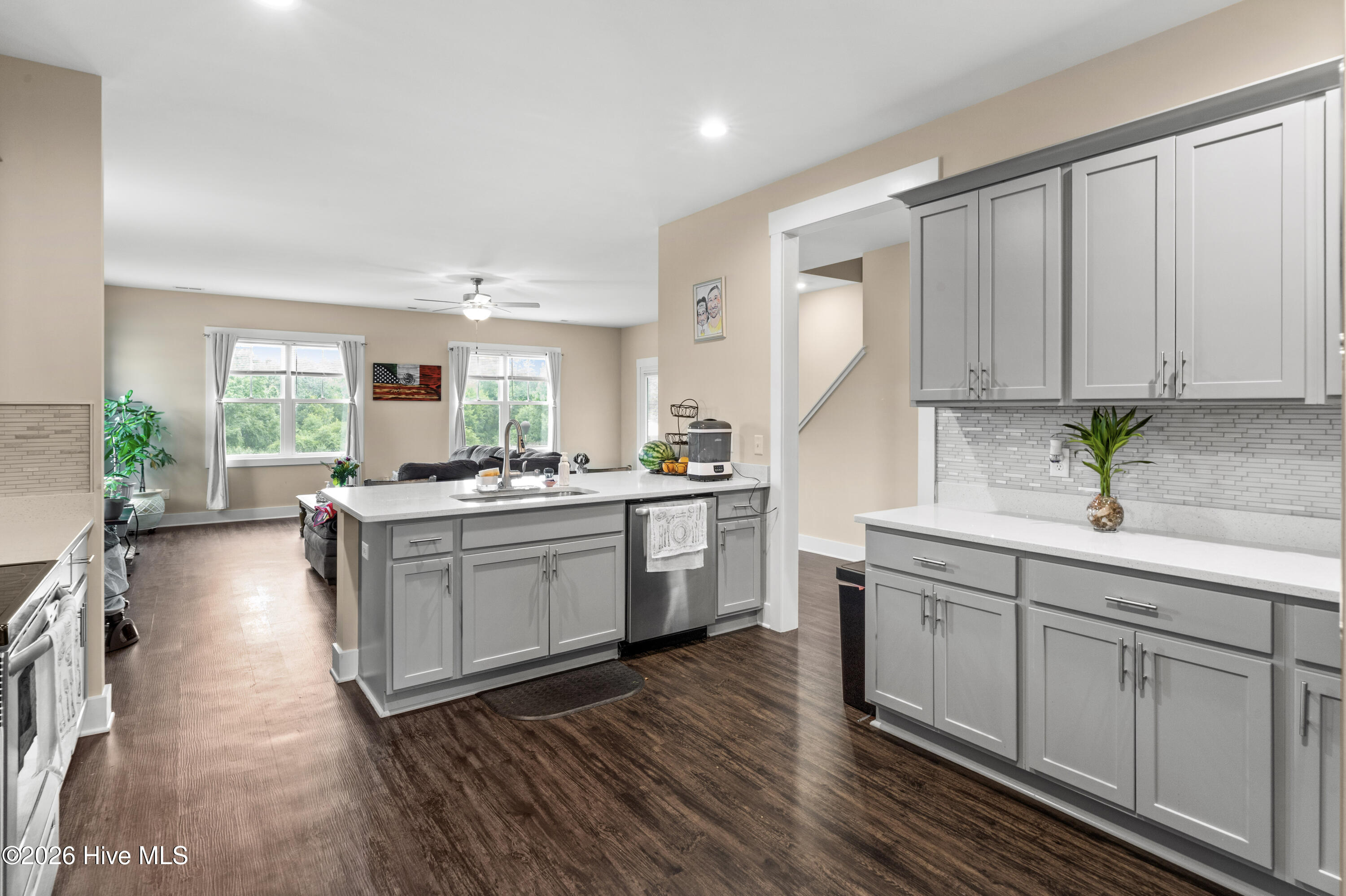 100569273 | Photo 16