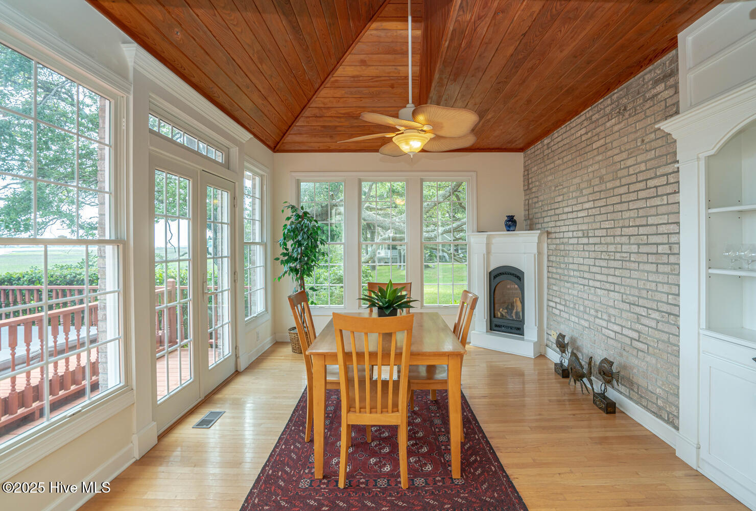 100510807 | Photo 17