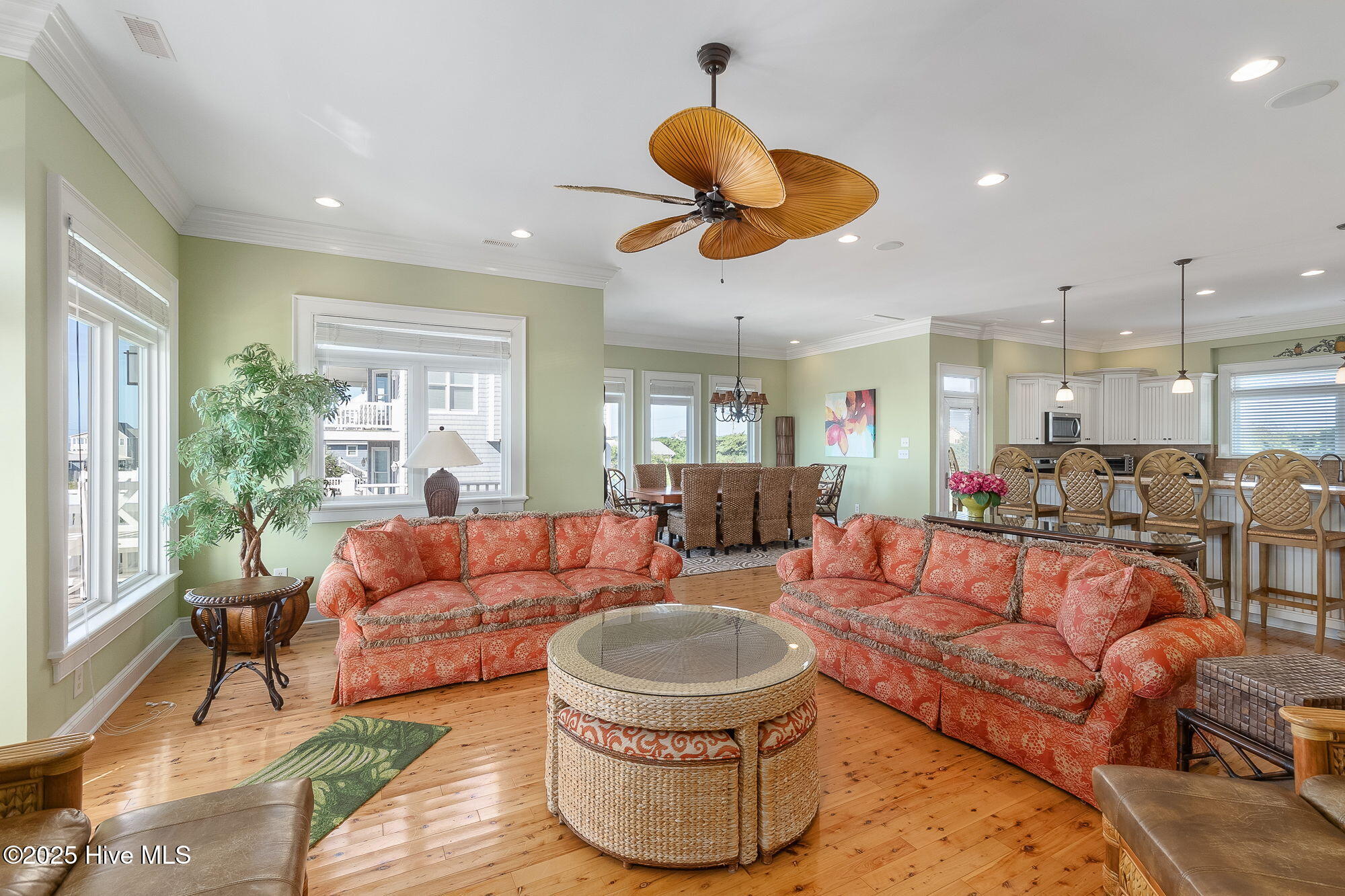 100536306 | Photo 18