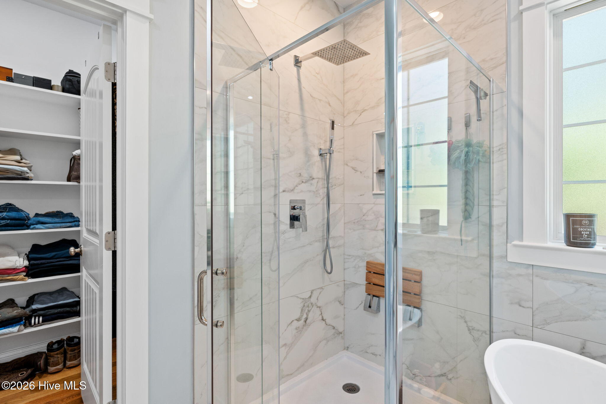 100568987 | Photo 25