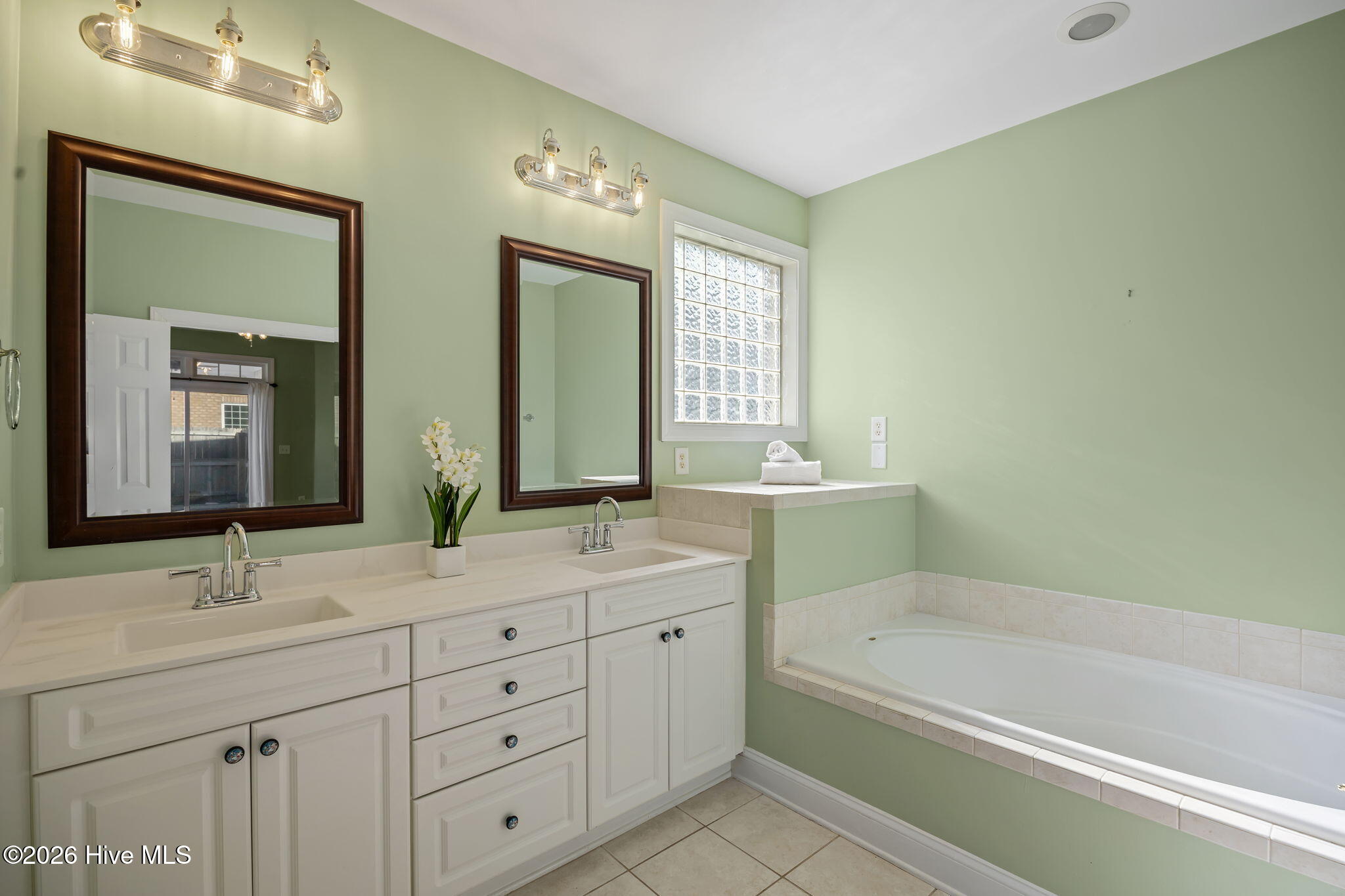 100561261 | Photo 31