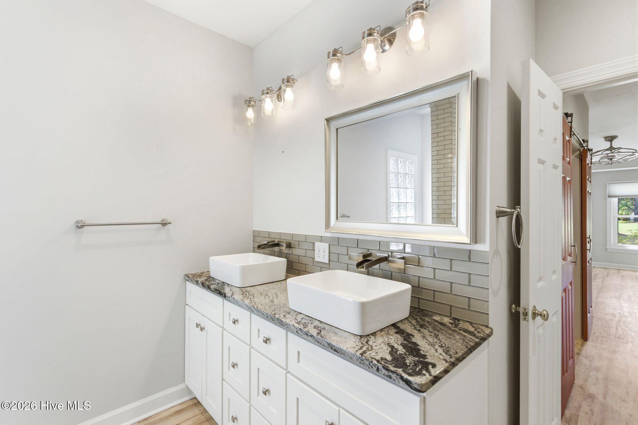 100567586 | Photo 24