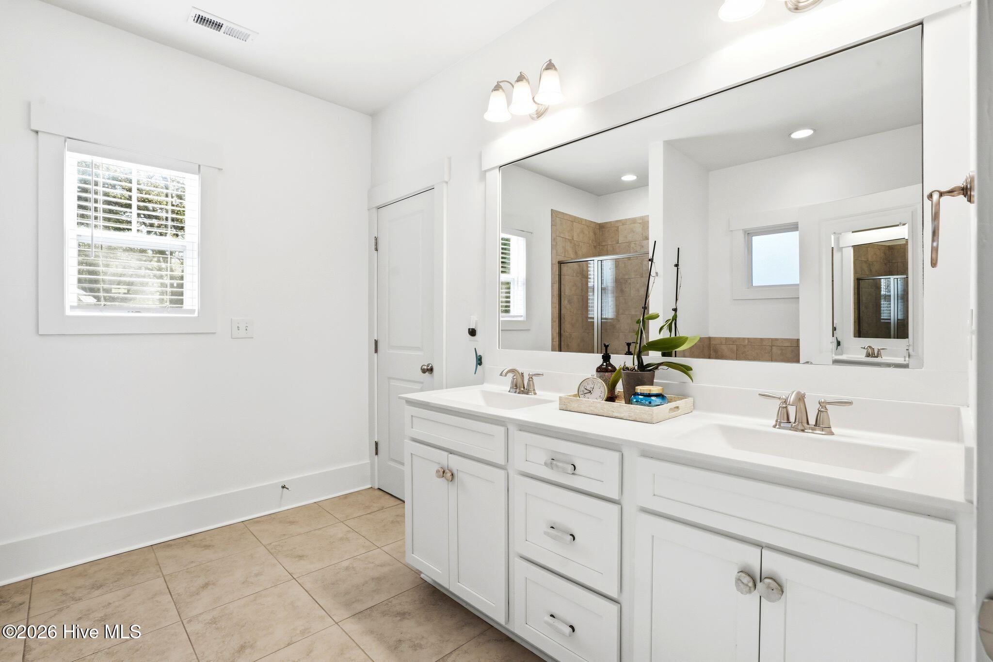 100565220 | Photo 33