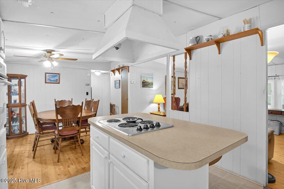 100518805 | Photo 17