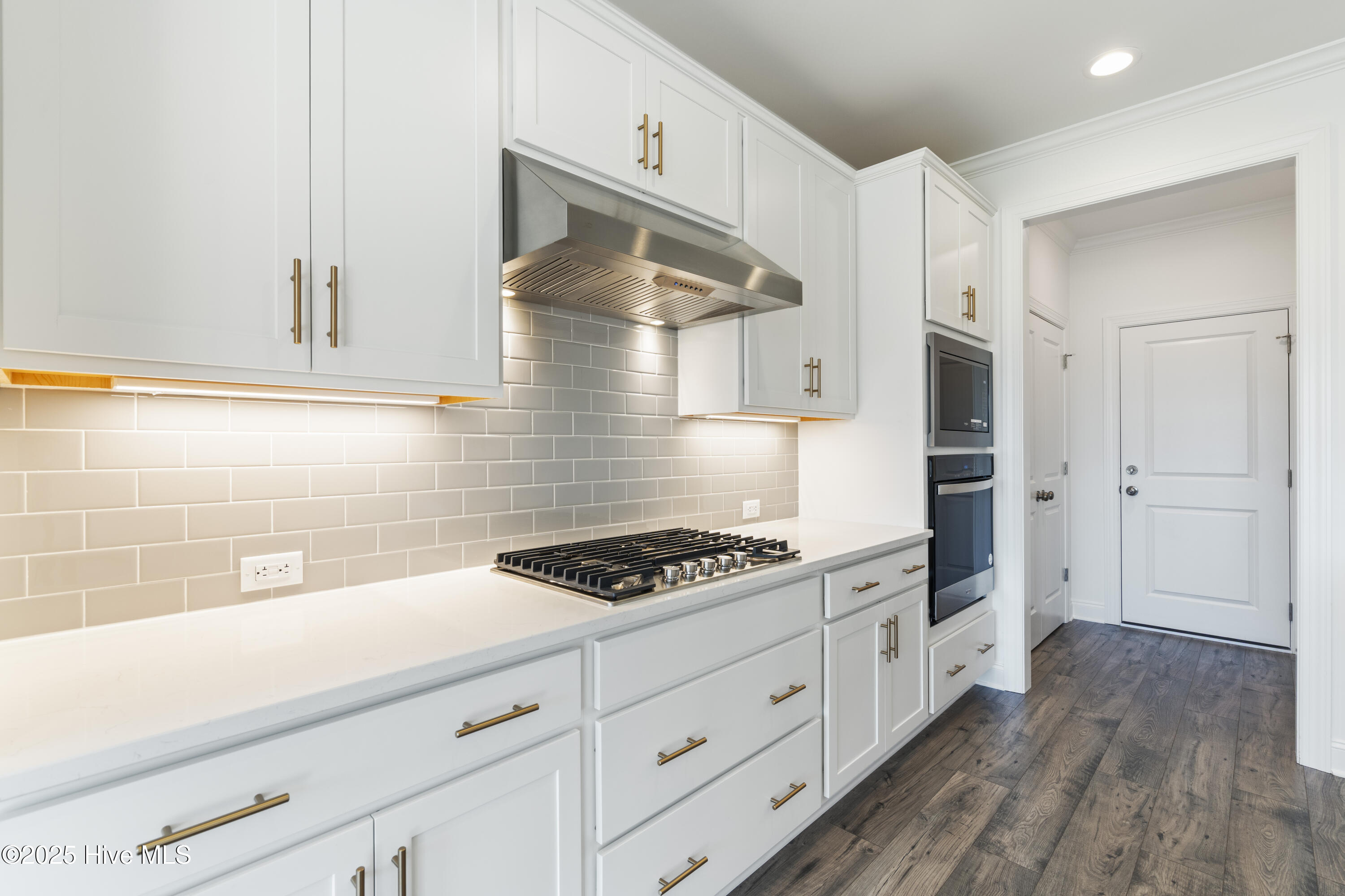 100517740 | Photo 11