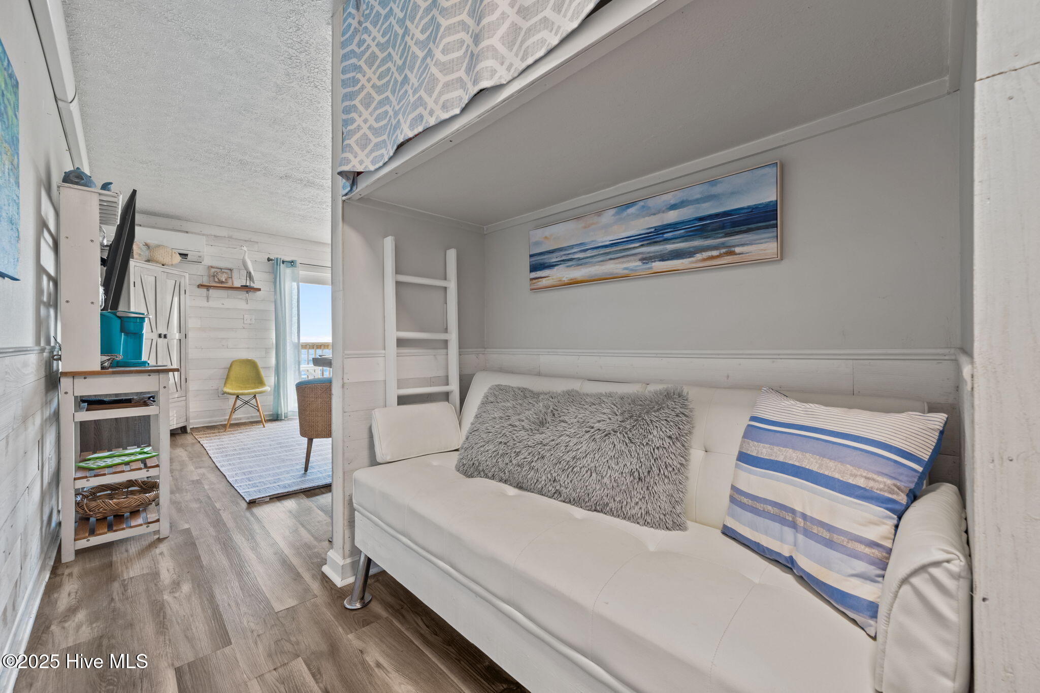 100546610 | Photo 15