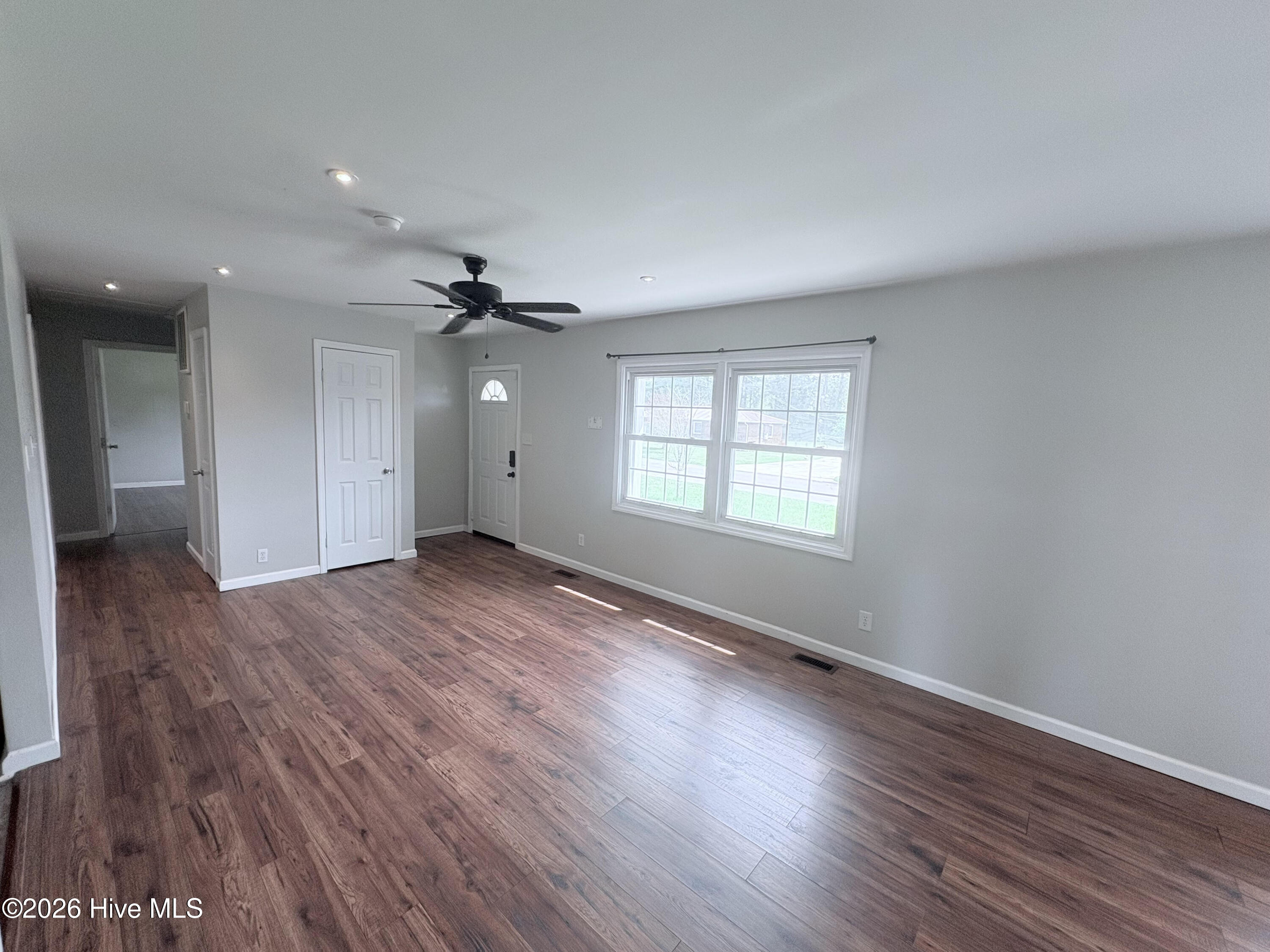 100566369 | Photo 11