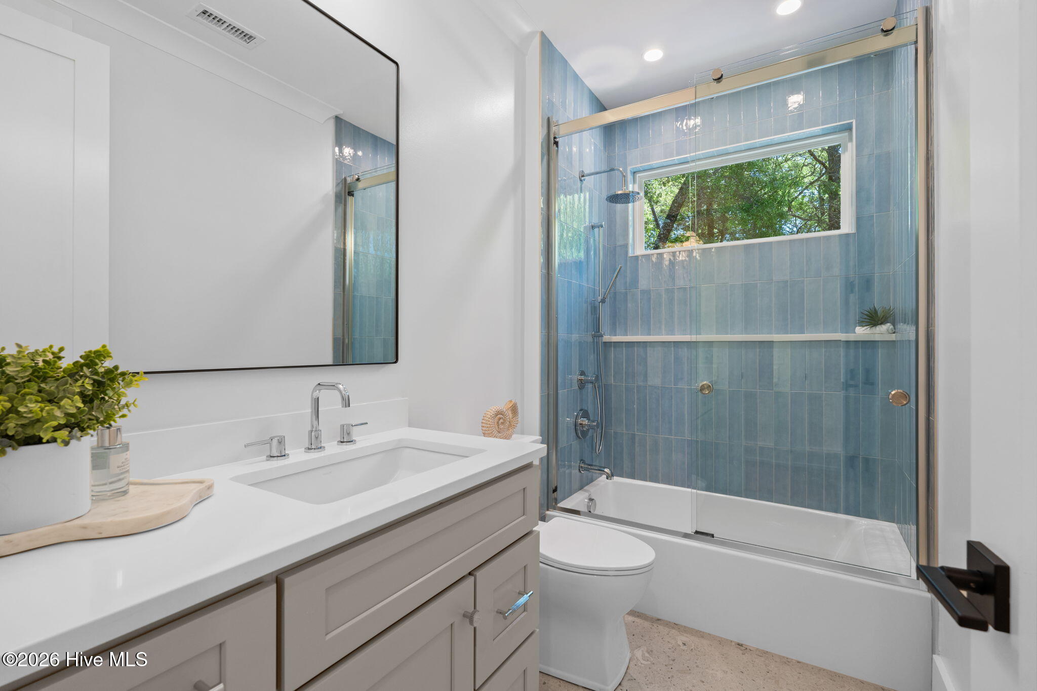 100568916 | Photo 48