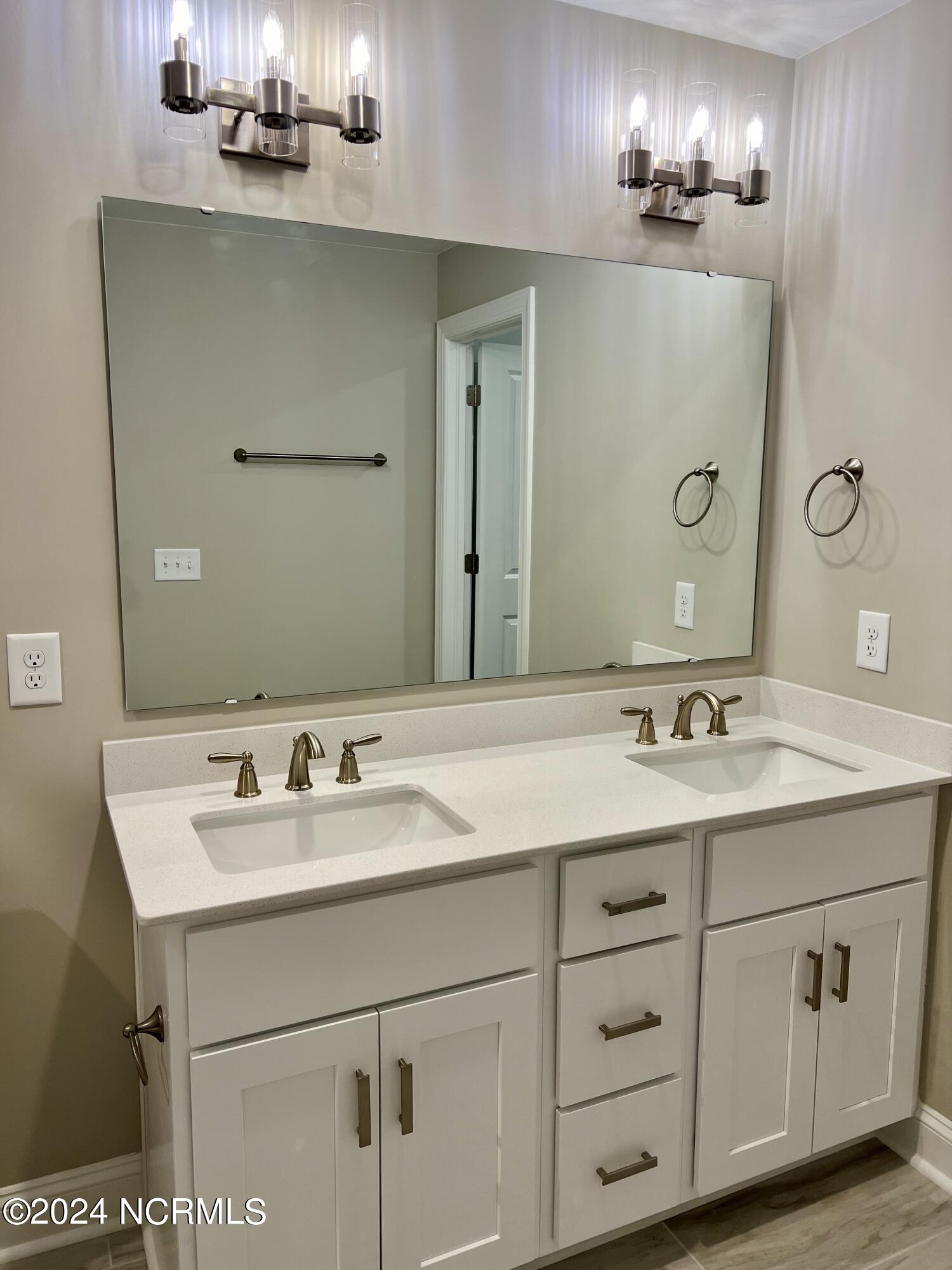 100537715 | Photo 12