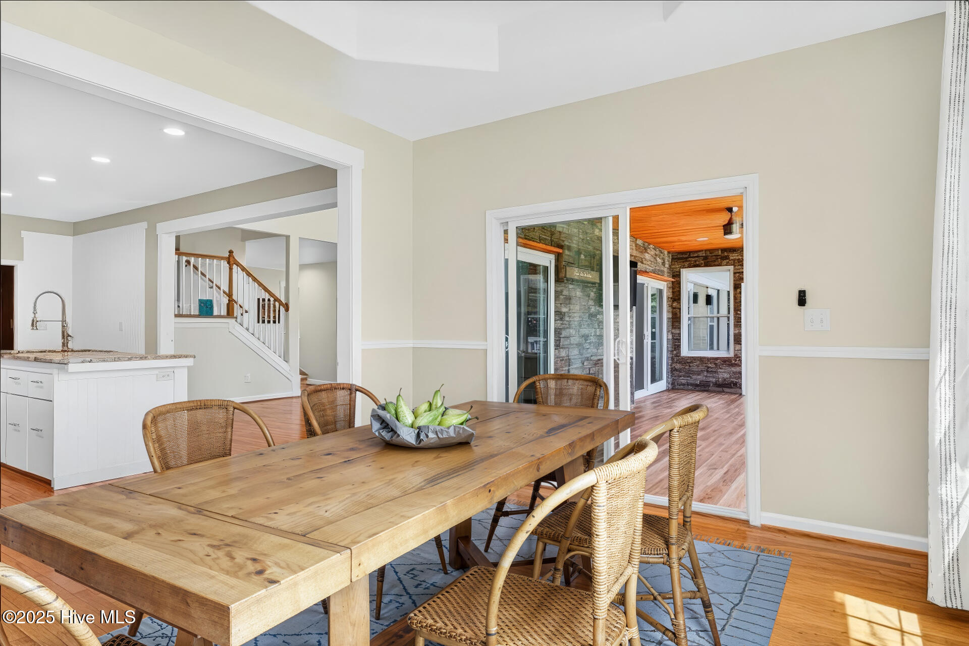 100523832 | Photo 28