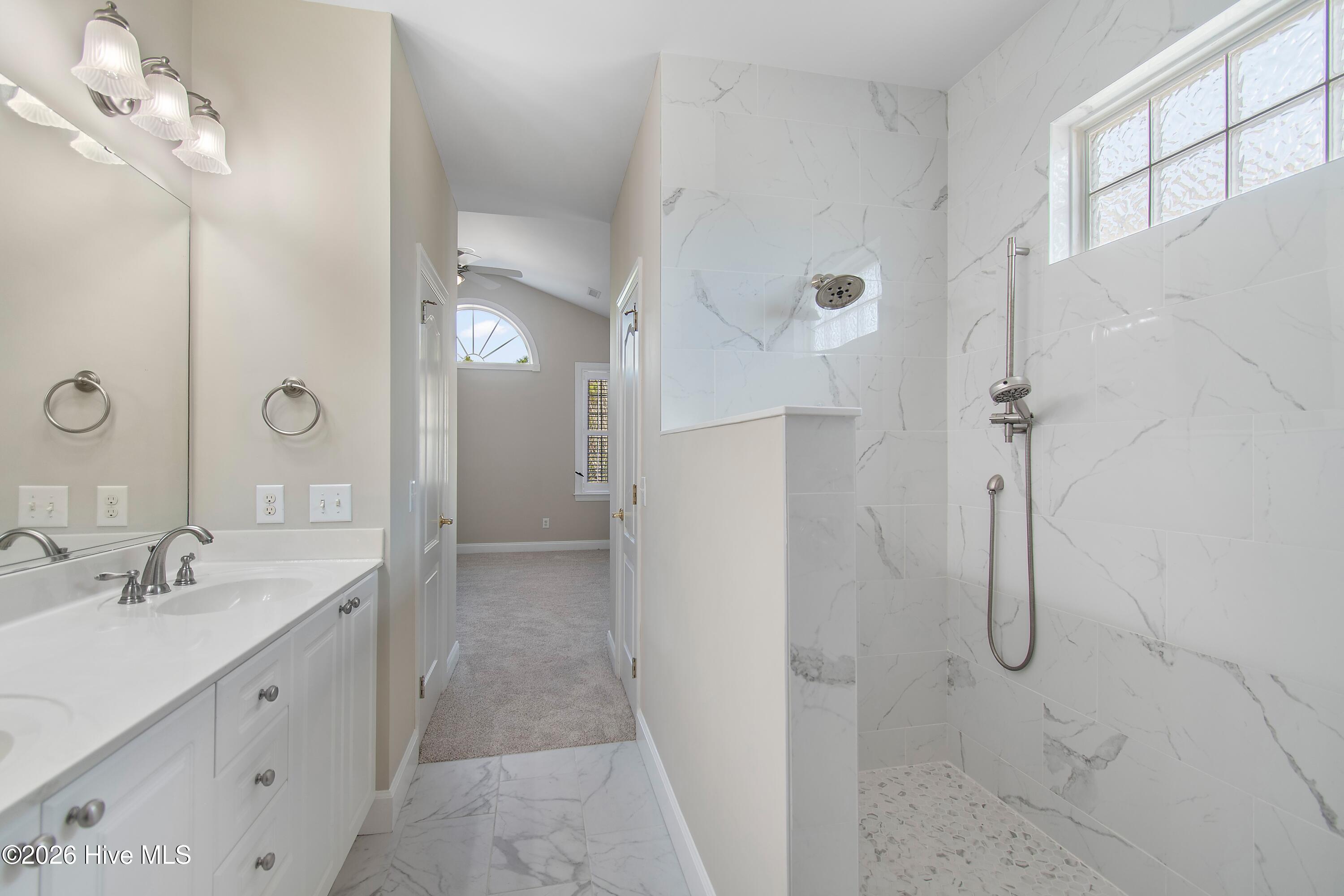 100561383 | Photo 24