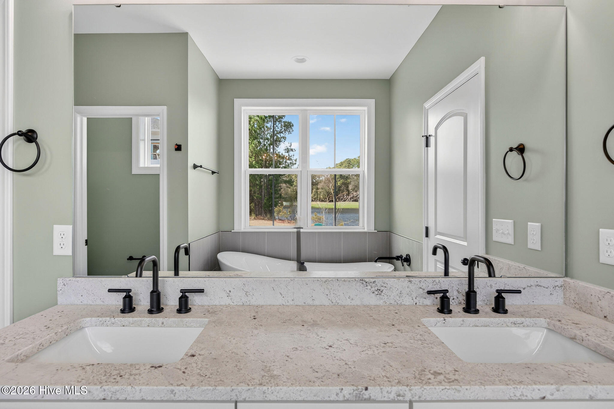 100542408 | Photo 36