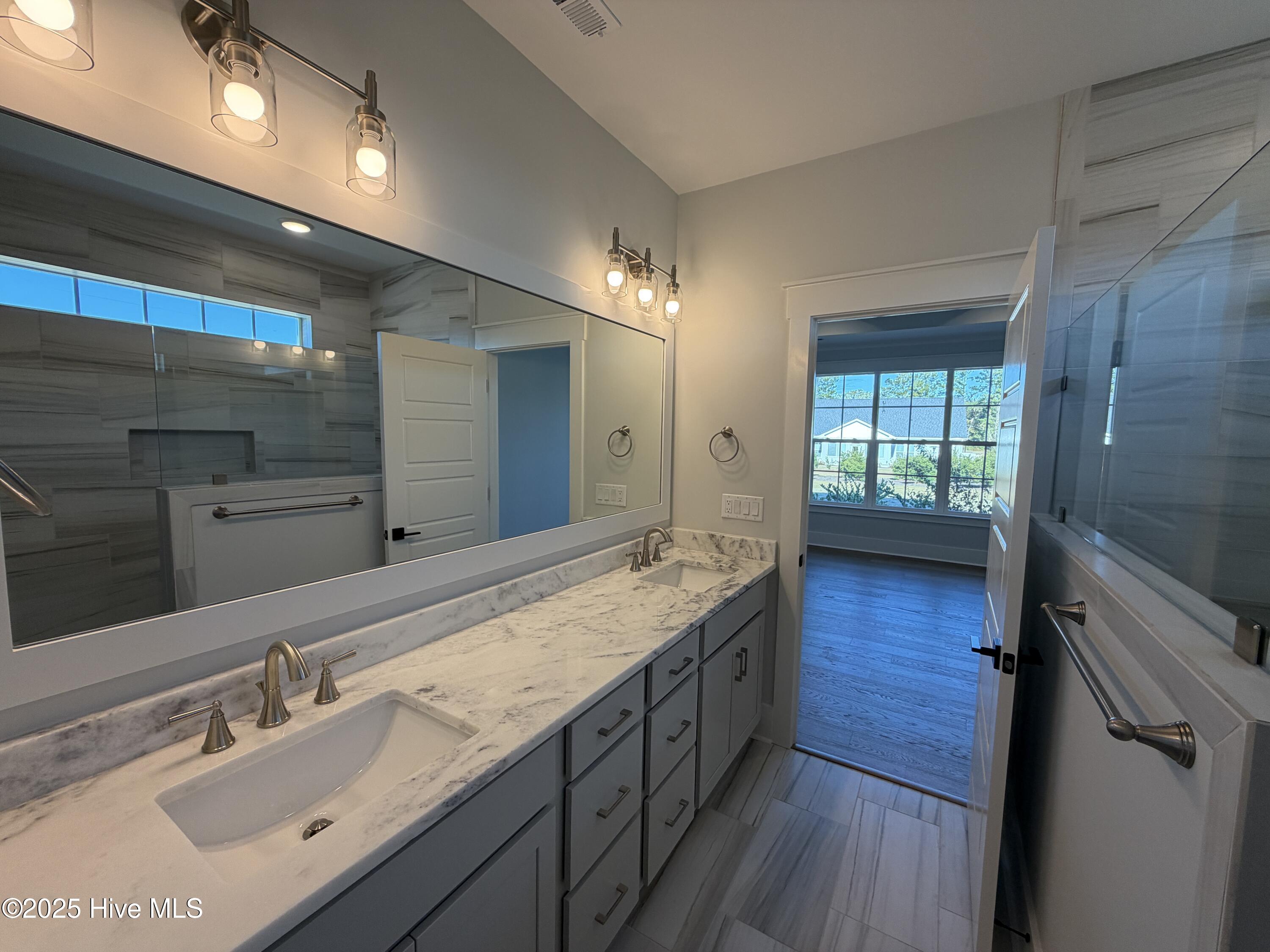 100518580 | Photo 46