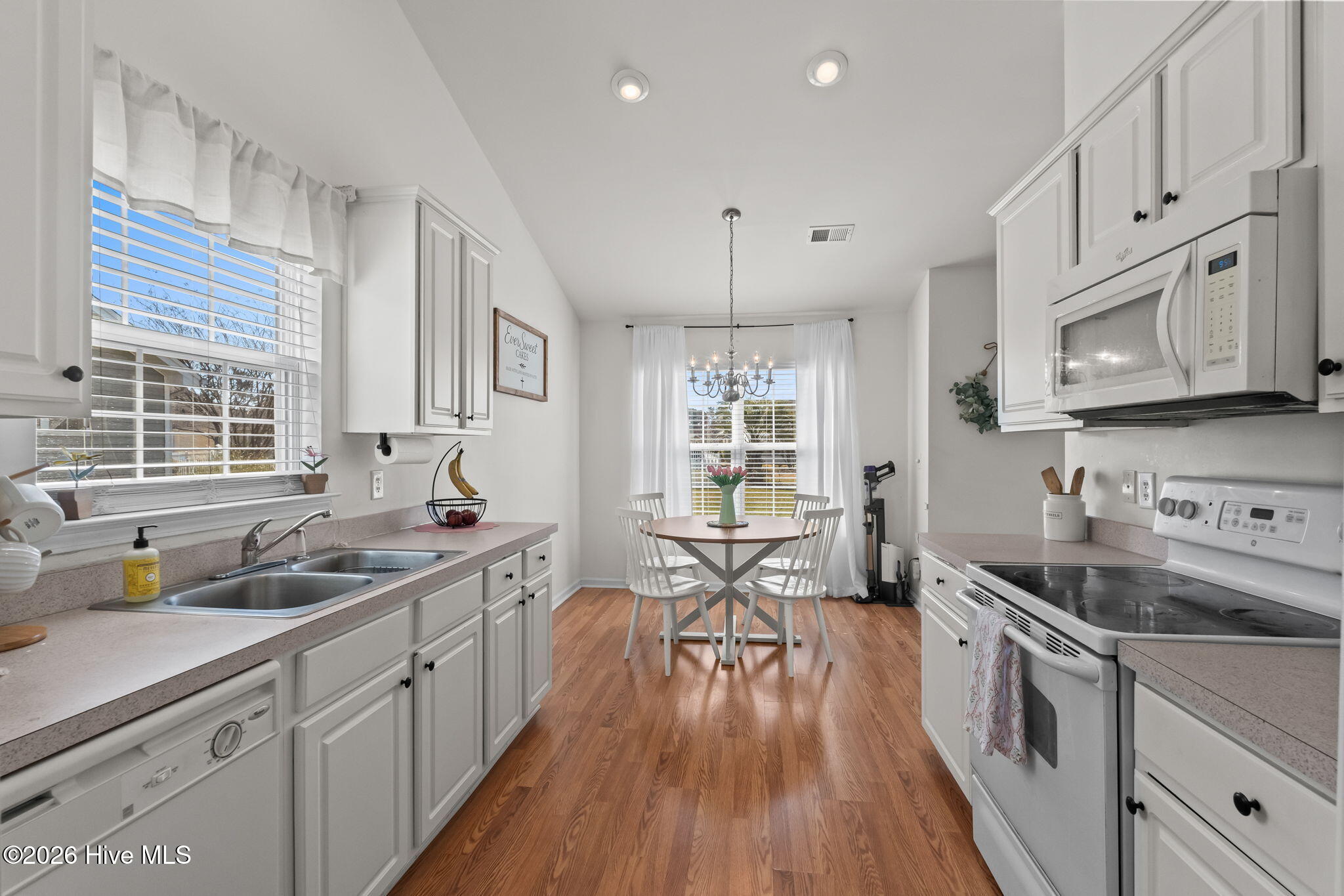 100562407 | Photo 12