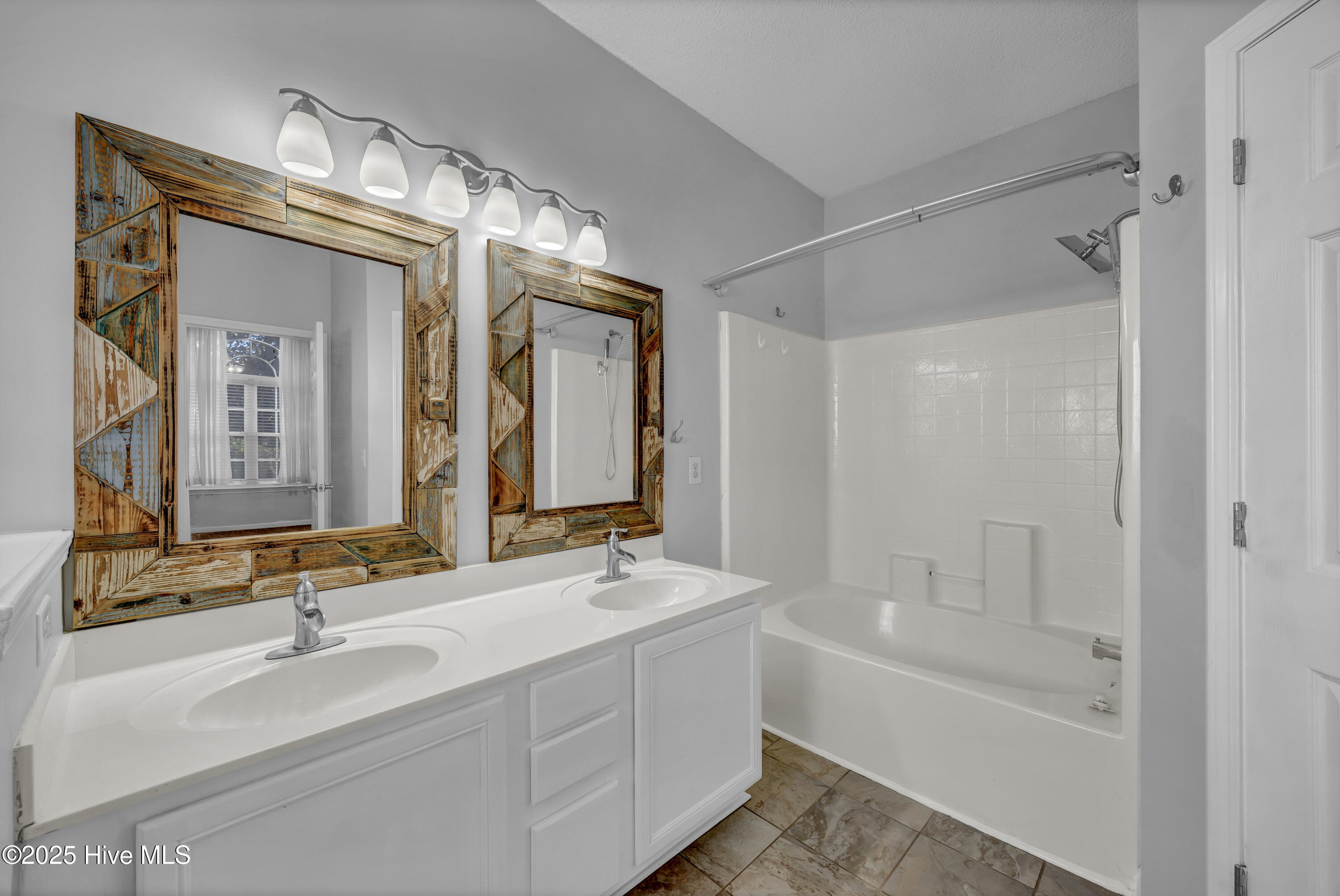 100540259 | Photo 17