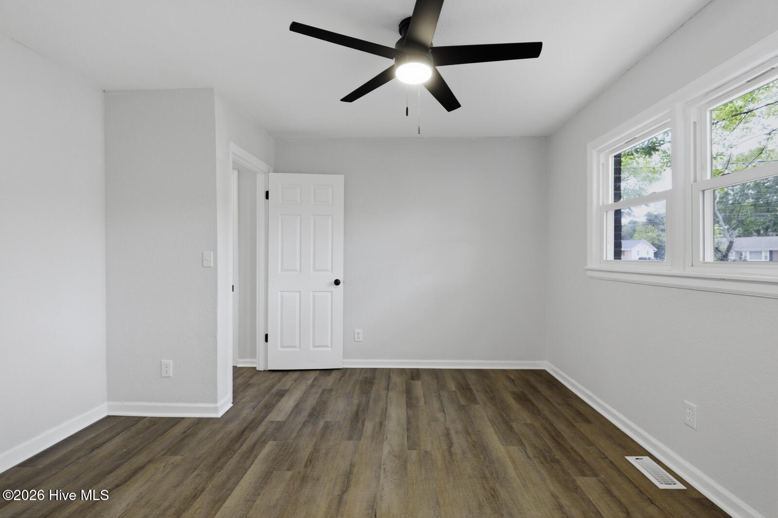 100566491 | Photo 12