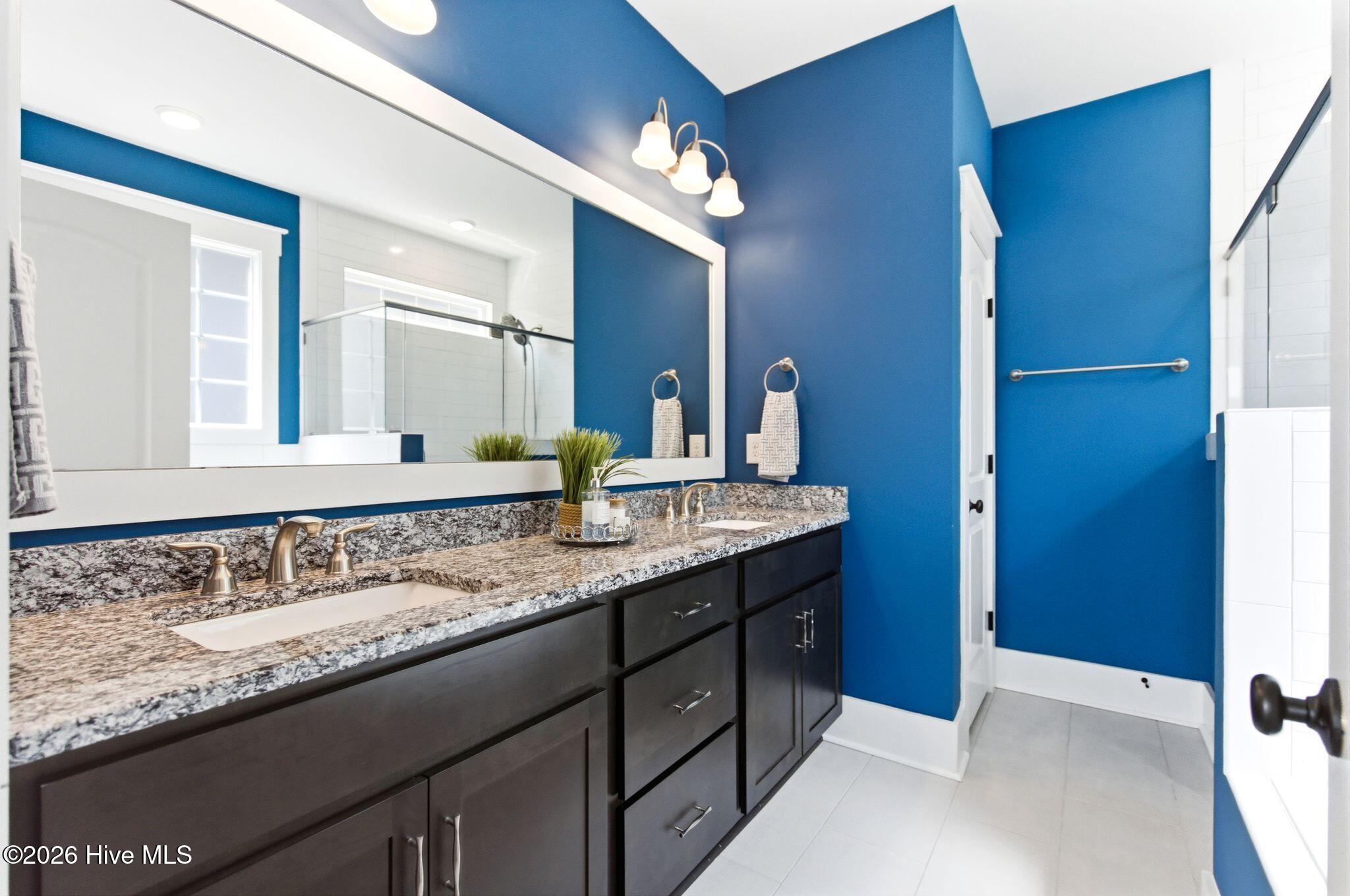 100565935 | Photo 24