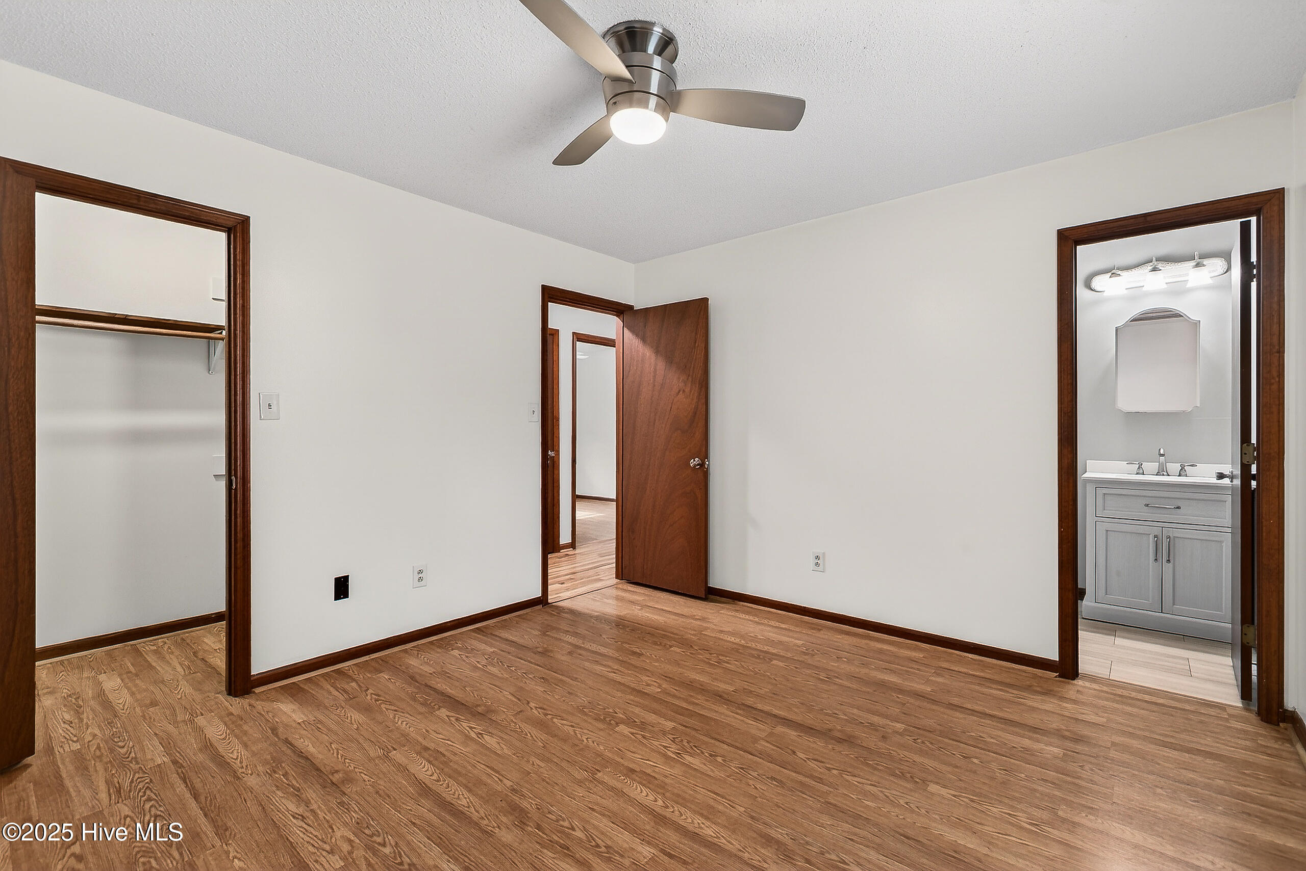 100545266 | Photo 16