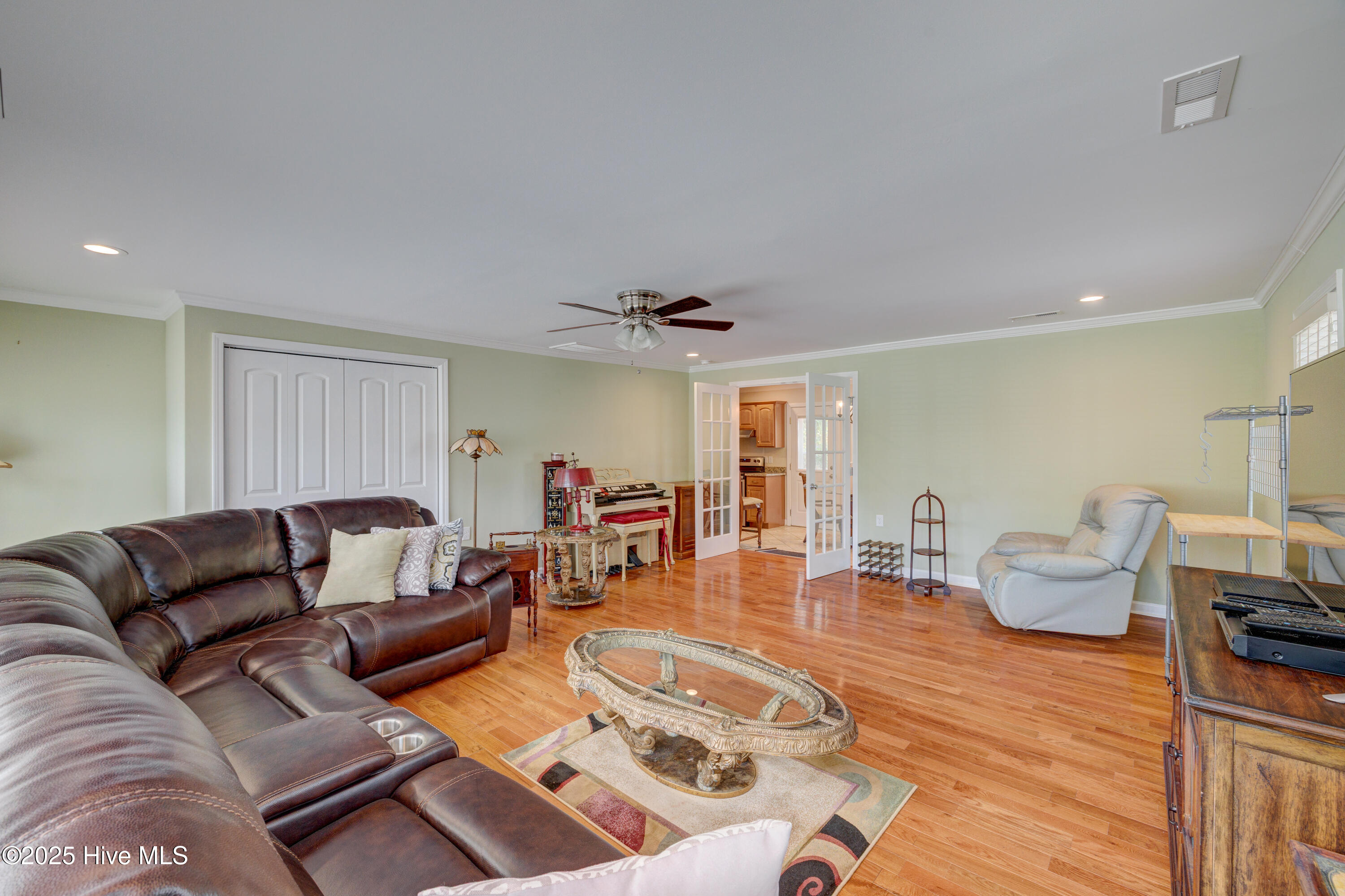 100523931 | Photo 24